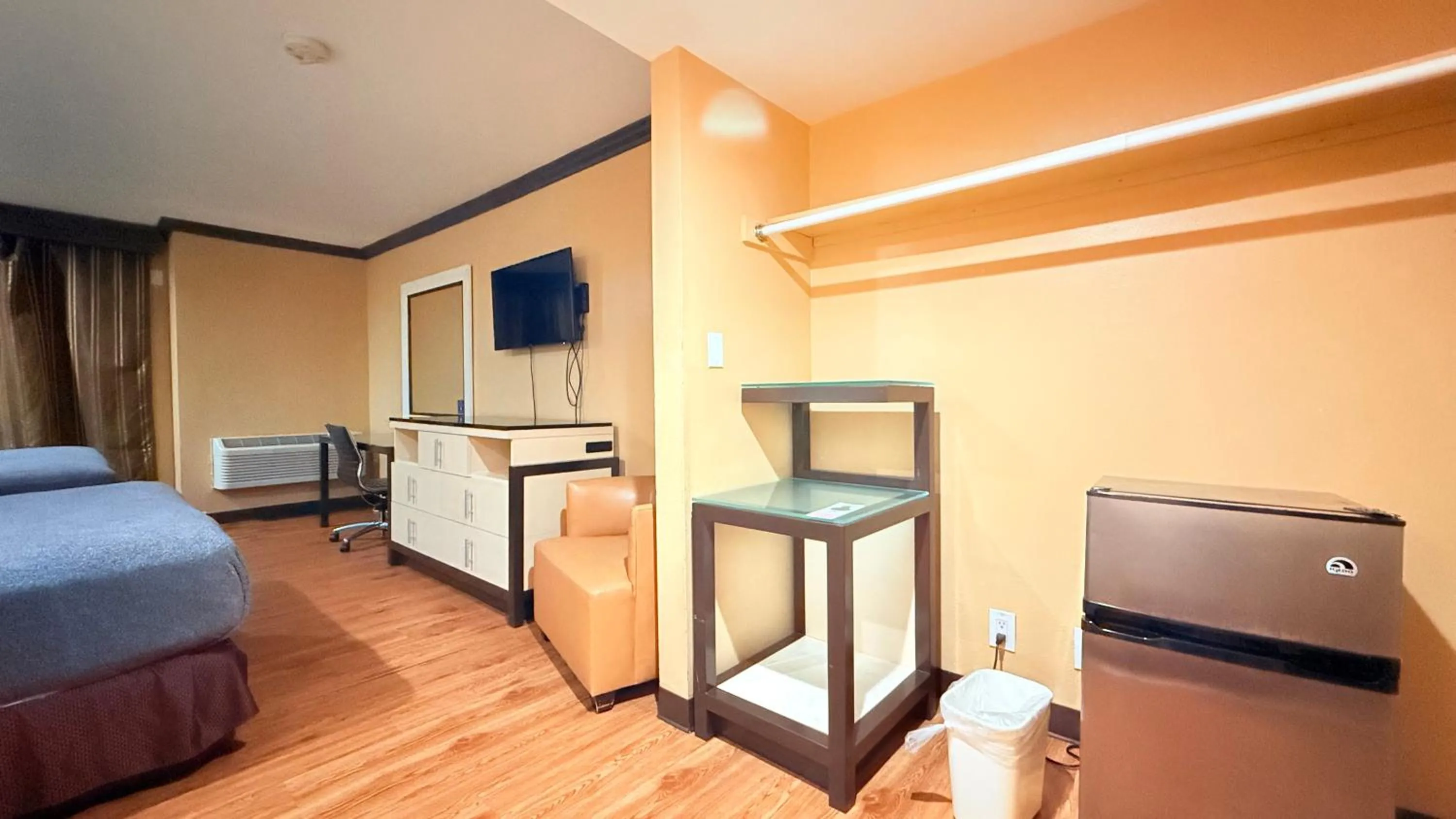 Bedroom, Bed in Redondo Beach Inn-LAX