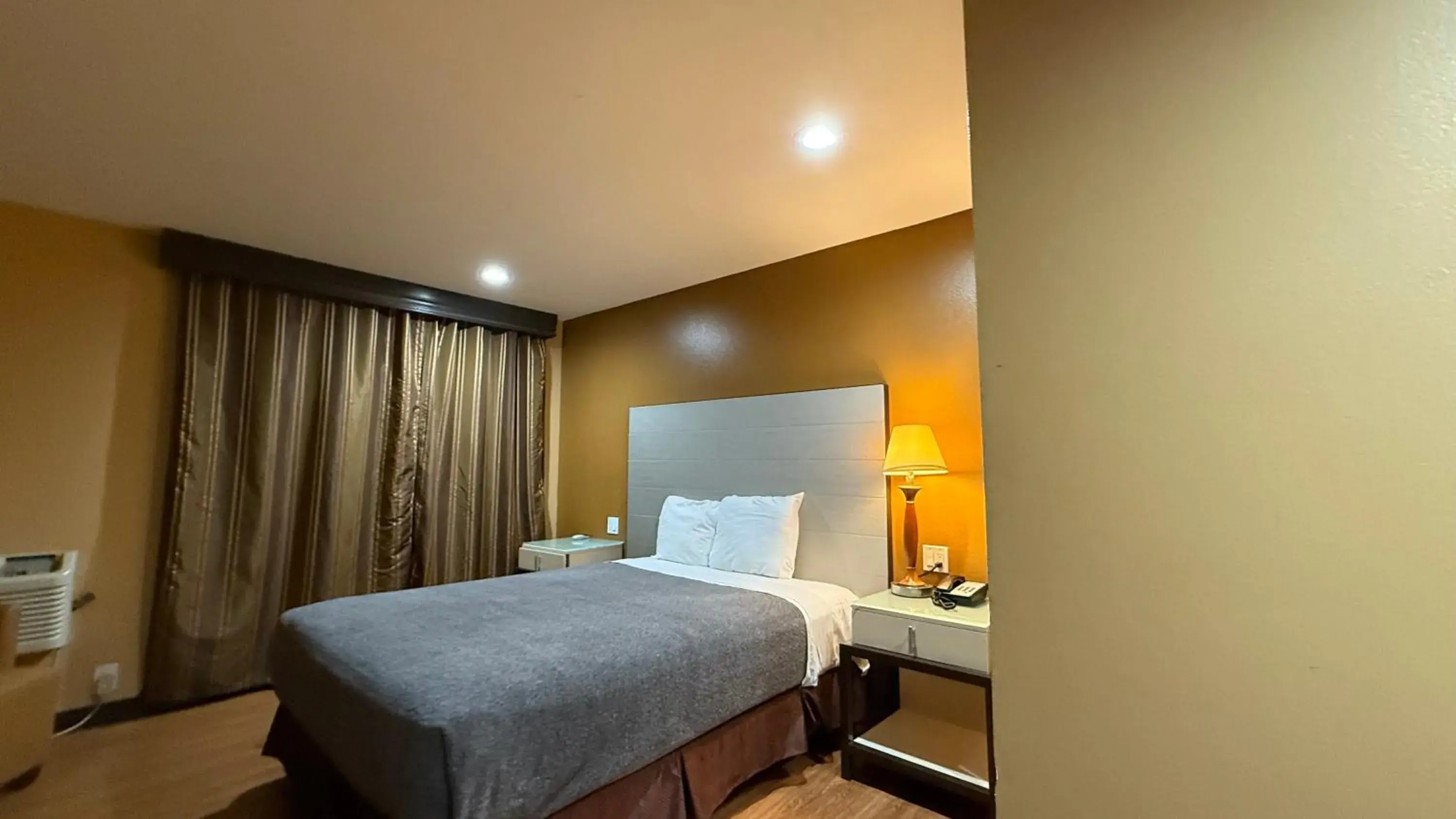 Bedroom, Bed in Redondo Beach Inn-LAX Bedroom, Bed in Redondo Beach Inn-LAX