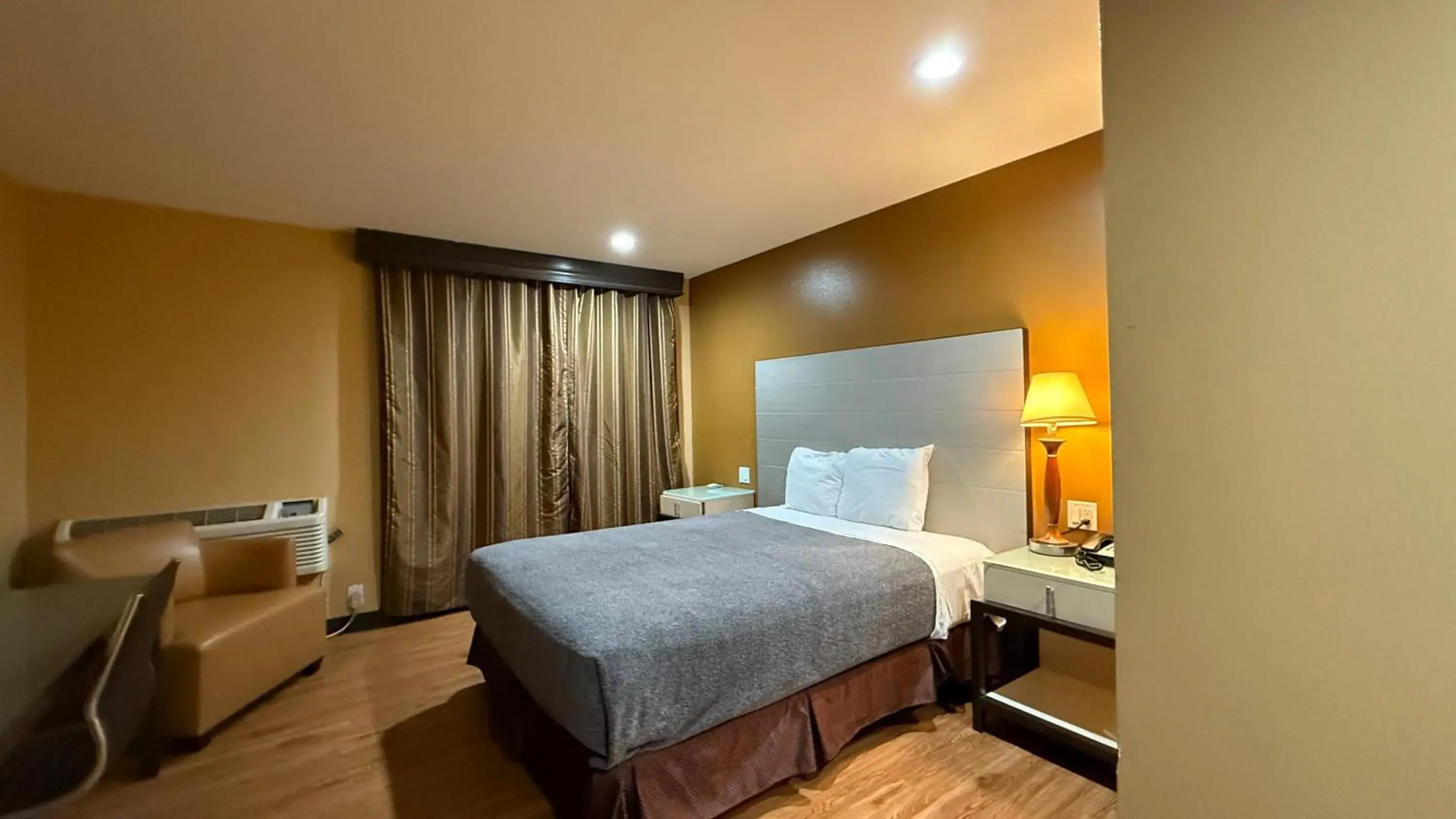 Bedroom, Bed in Redondo Beach Inn-LAX Bedroom, Bed in Redondo Beach Inn-LAX