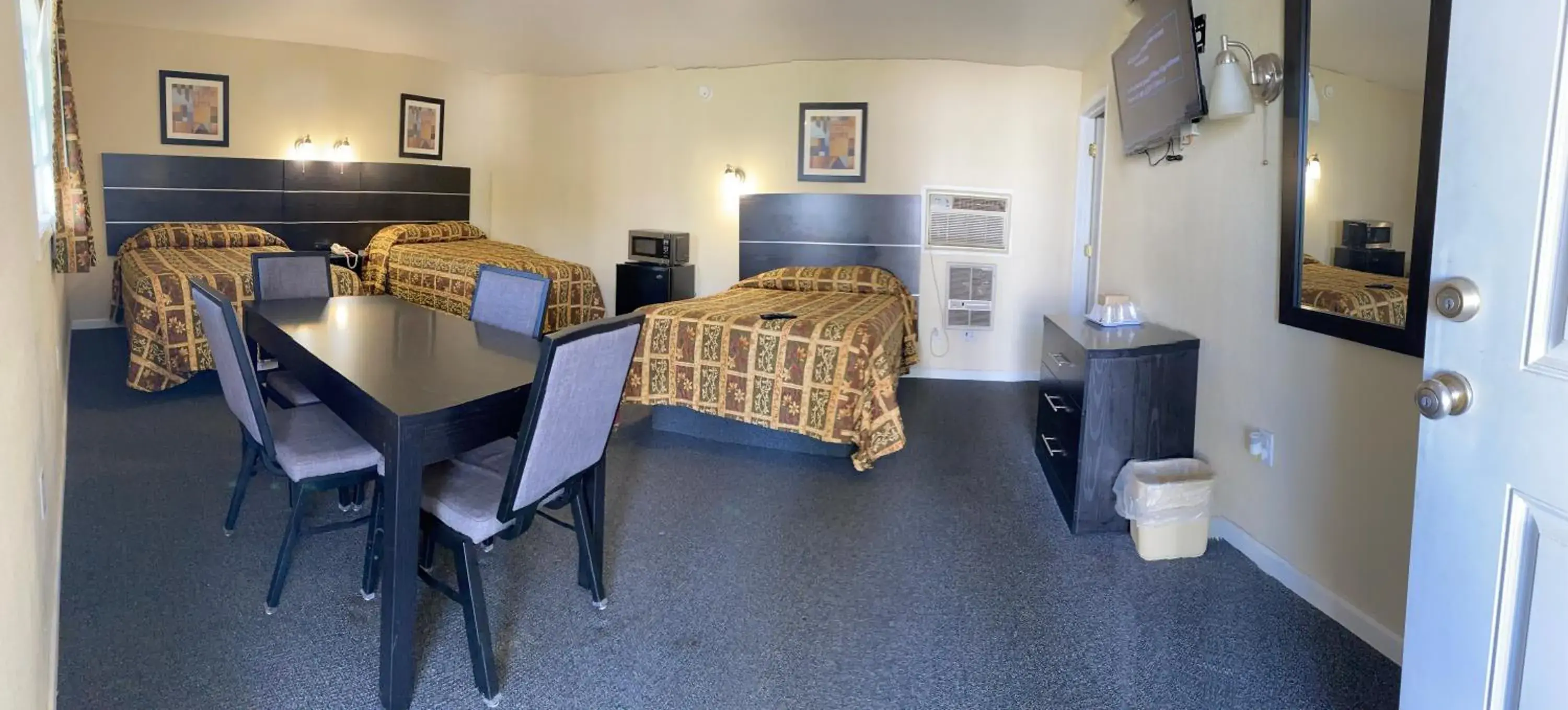 Family Room in Penn Amish Motel Family Room in Penn Amish Motel