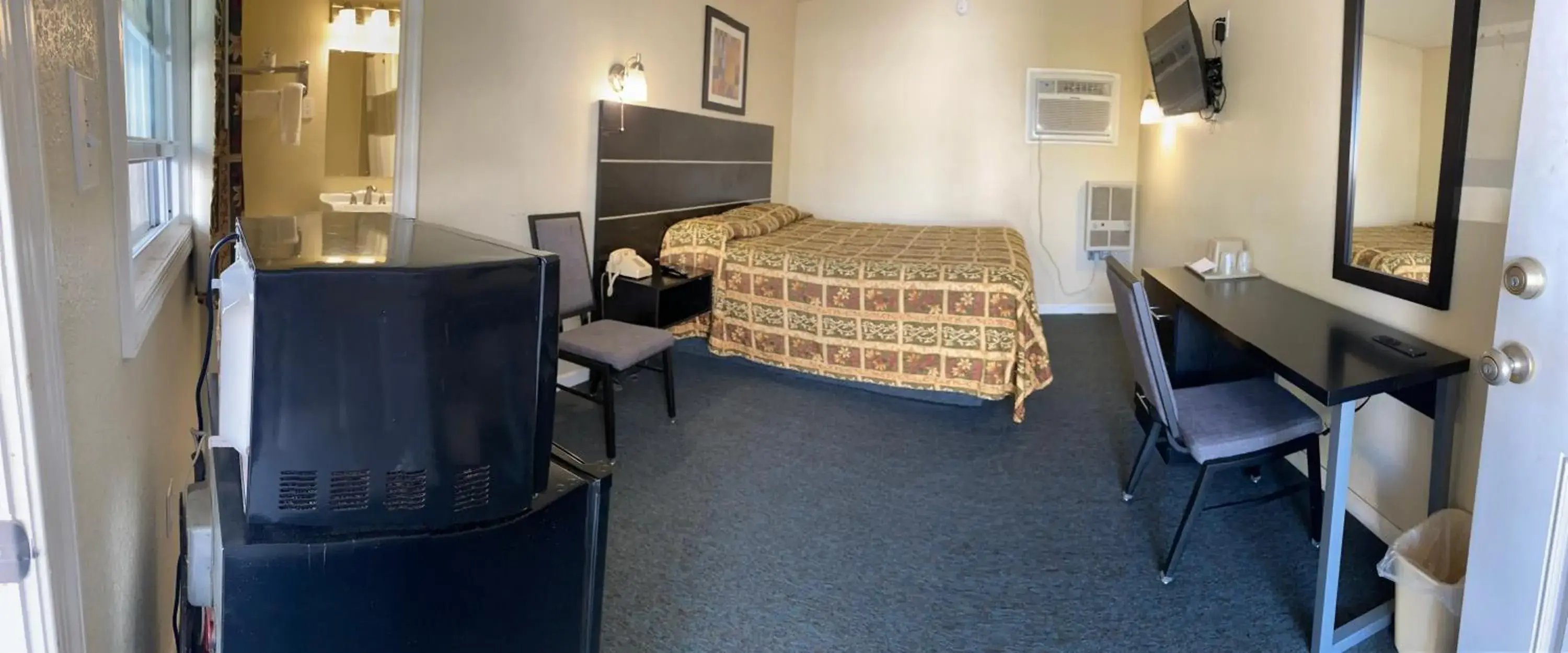 Queen Room in Penn Amish Motel Queen Room in Penn Amish Motel