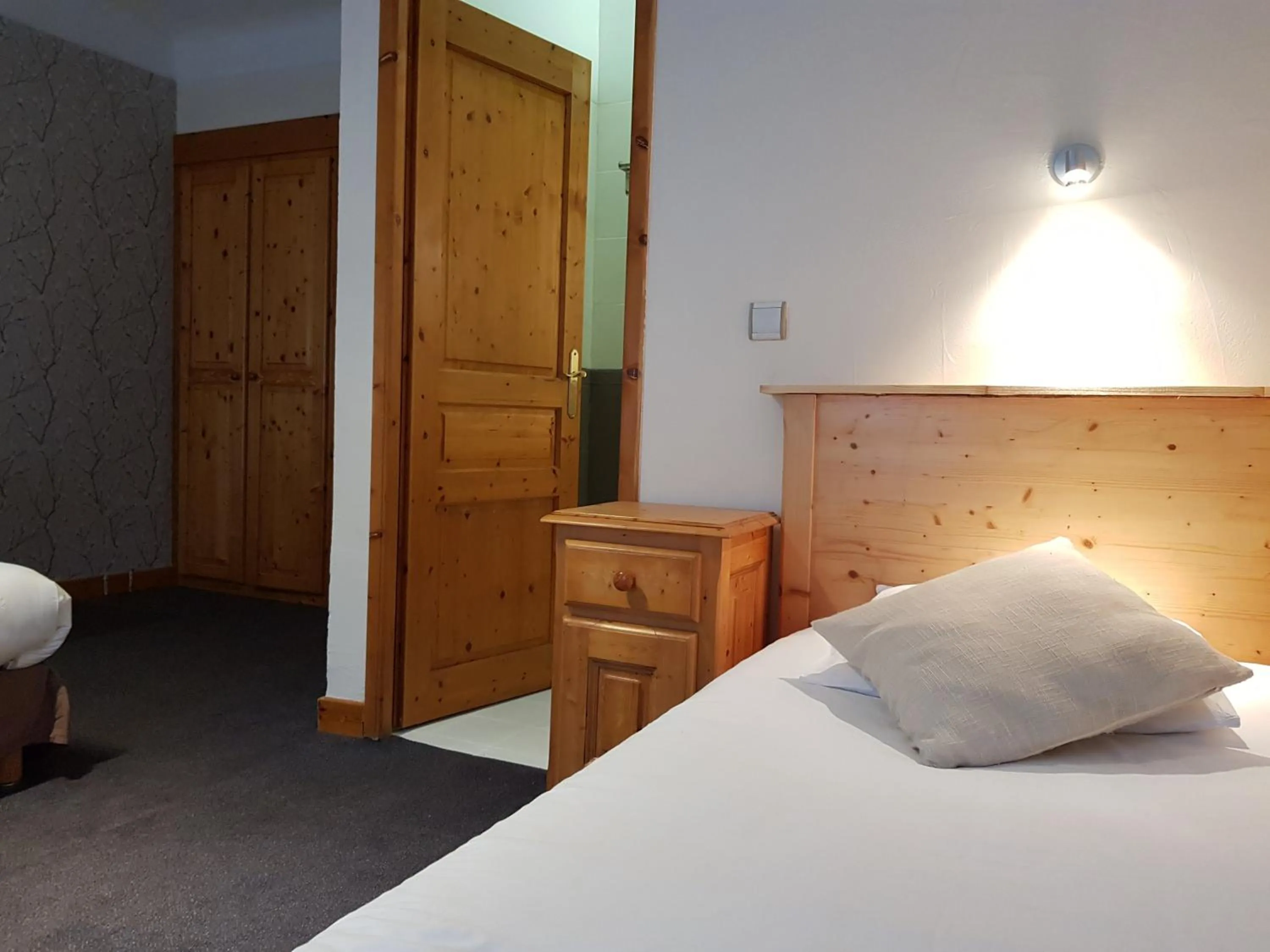 Photo of the whole room, Bed in Savoy Hotel & Restaurant