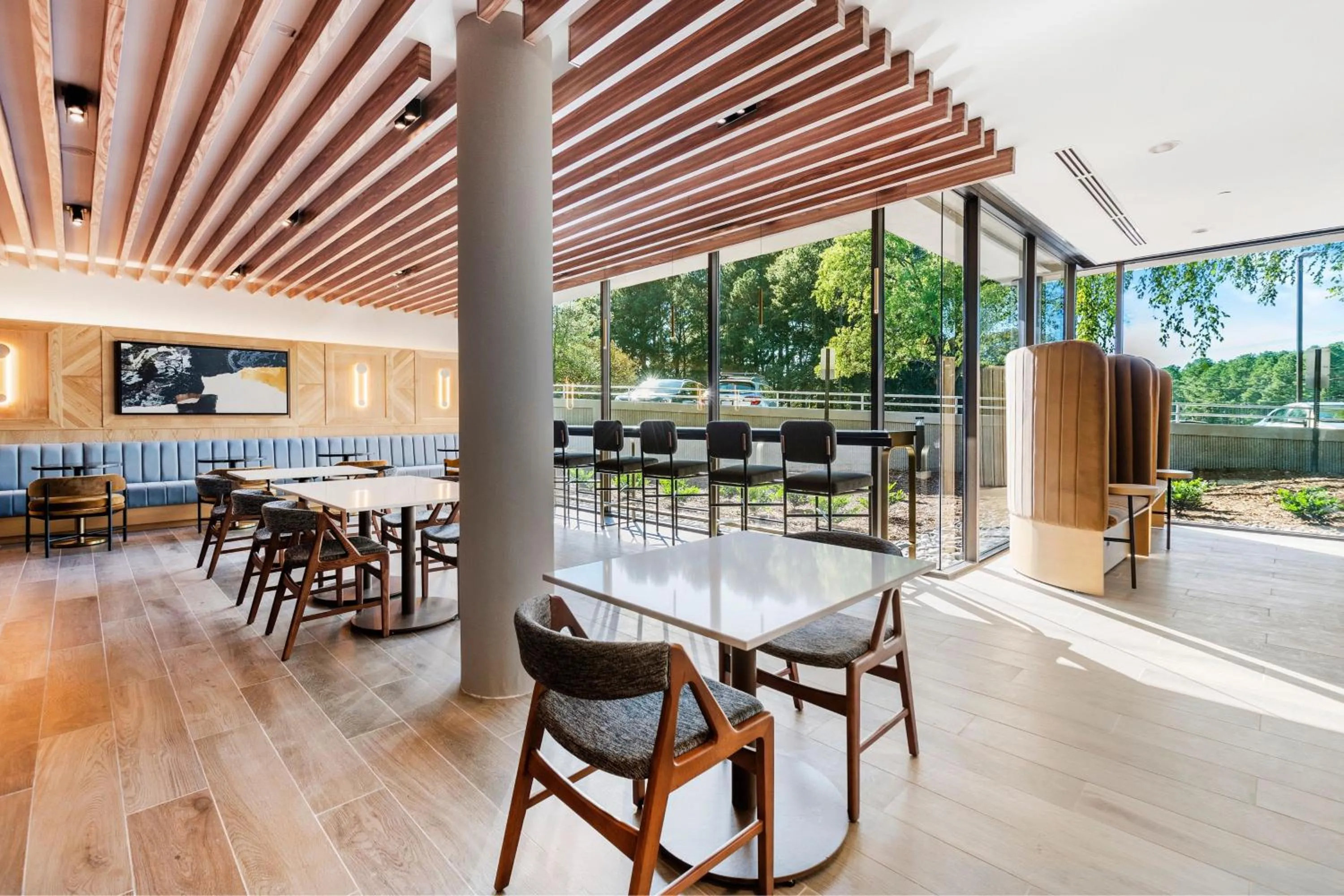 Lounge or bar in Sheraton Chapel Hill