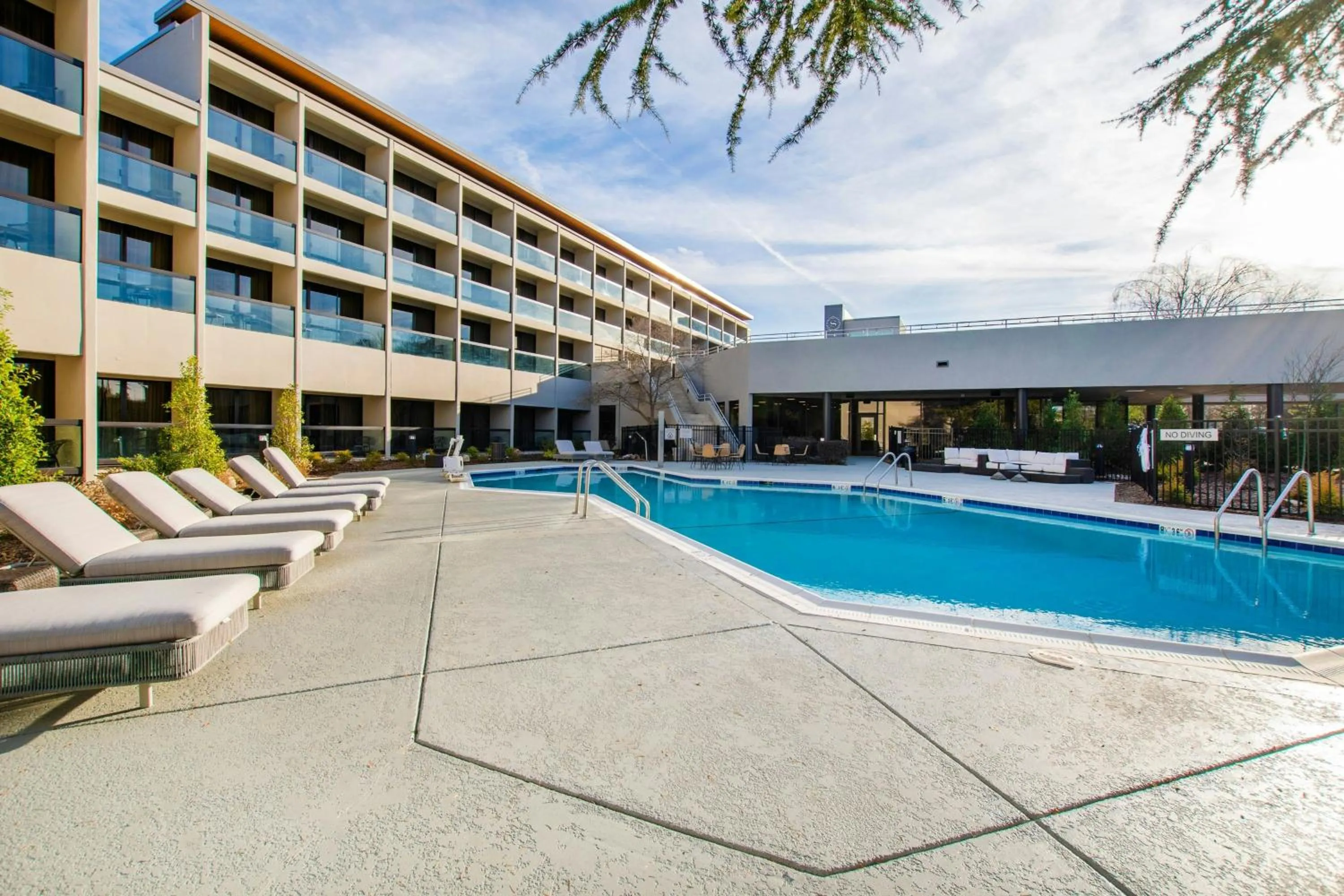 Swimming pool in Sheraton Chapel Hill