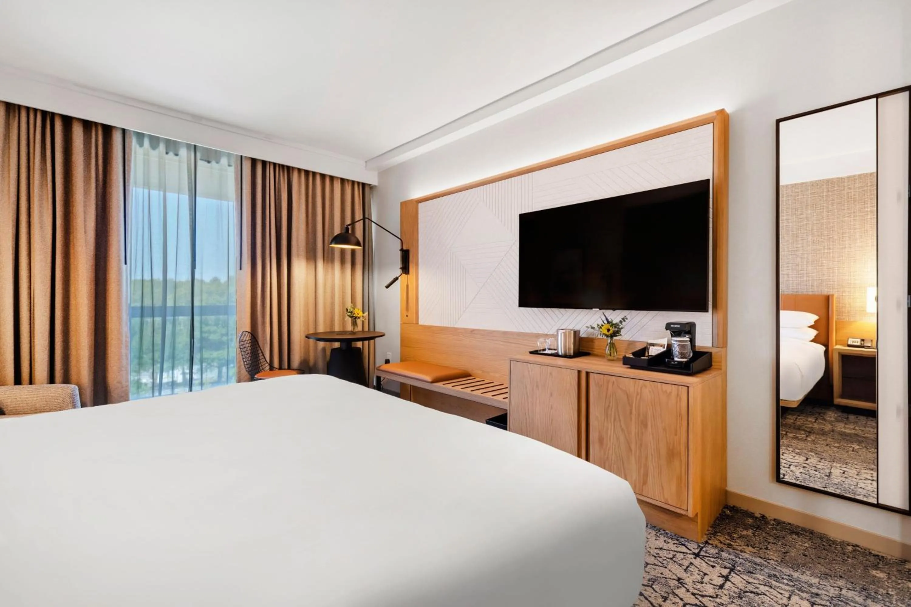 Photo of the whole room, Bed in Sheraton Chapel Hill