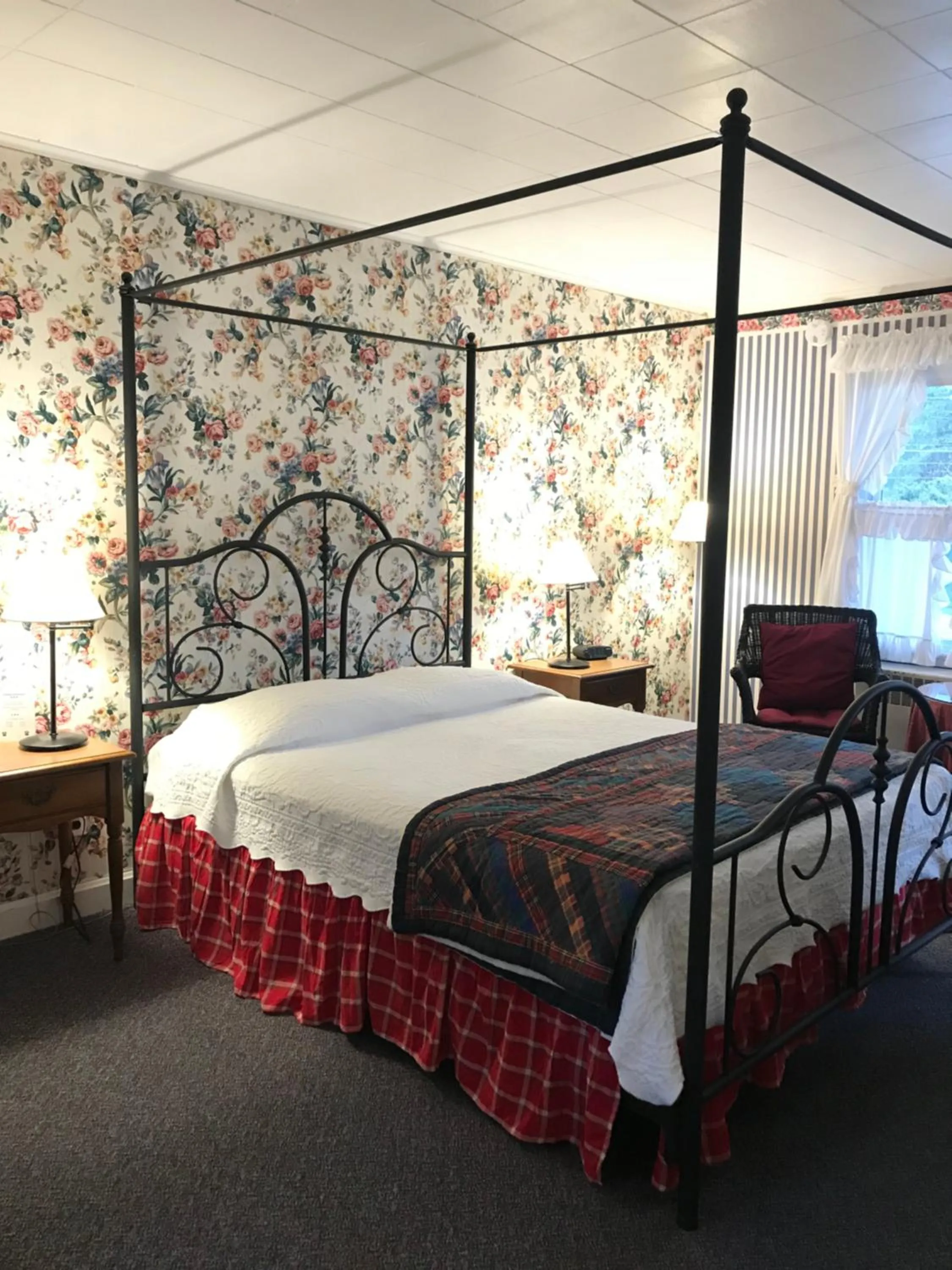 Bed in The 1896 House Country Inn - Brookside & Pondside