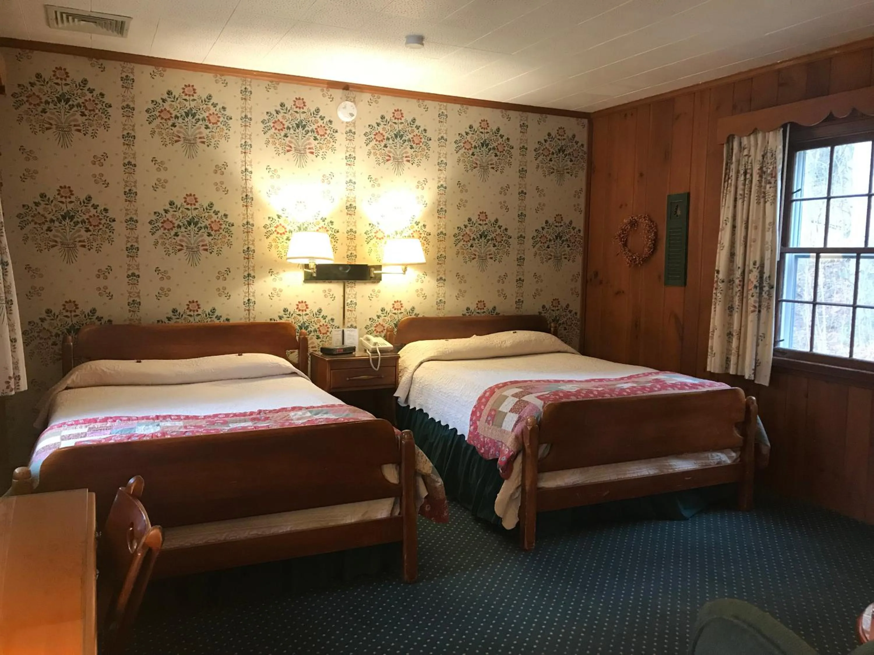 Bed in The 1896 House Country Inn - Brookside & Pondside