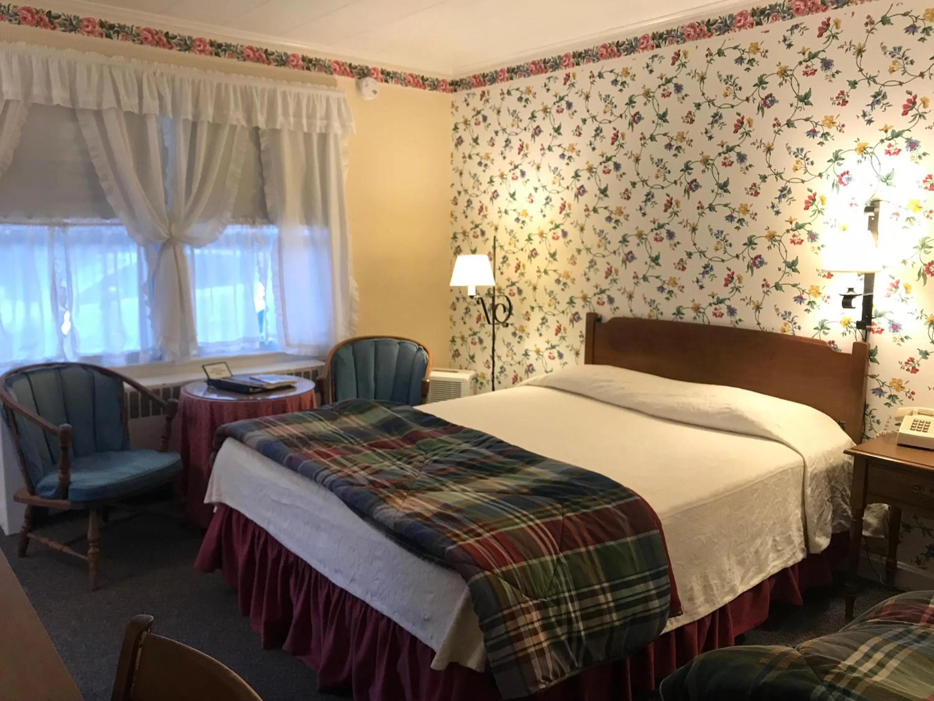 Bed in The 1896 House Country Inn - Brookside & Pondside