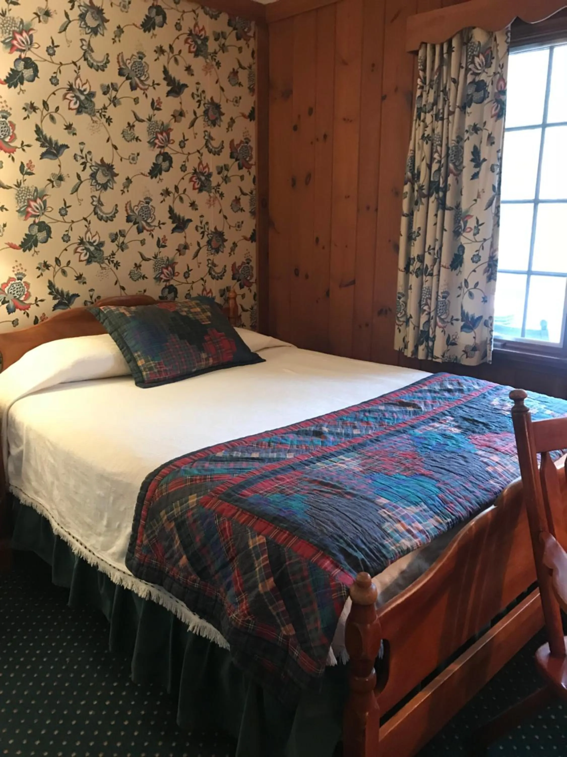 Bed in The 1896 House Country Inn - Brookside & Pondside