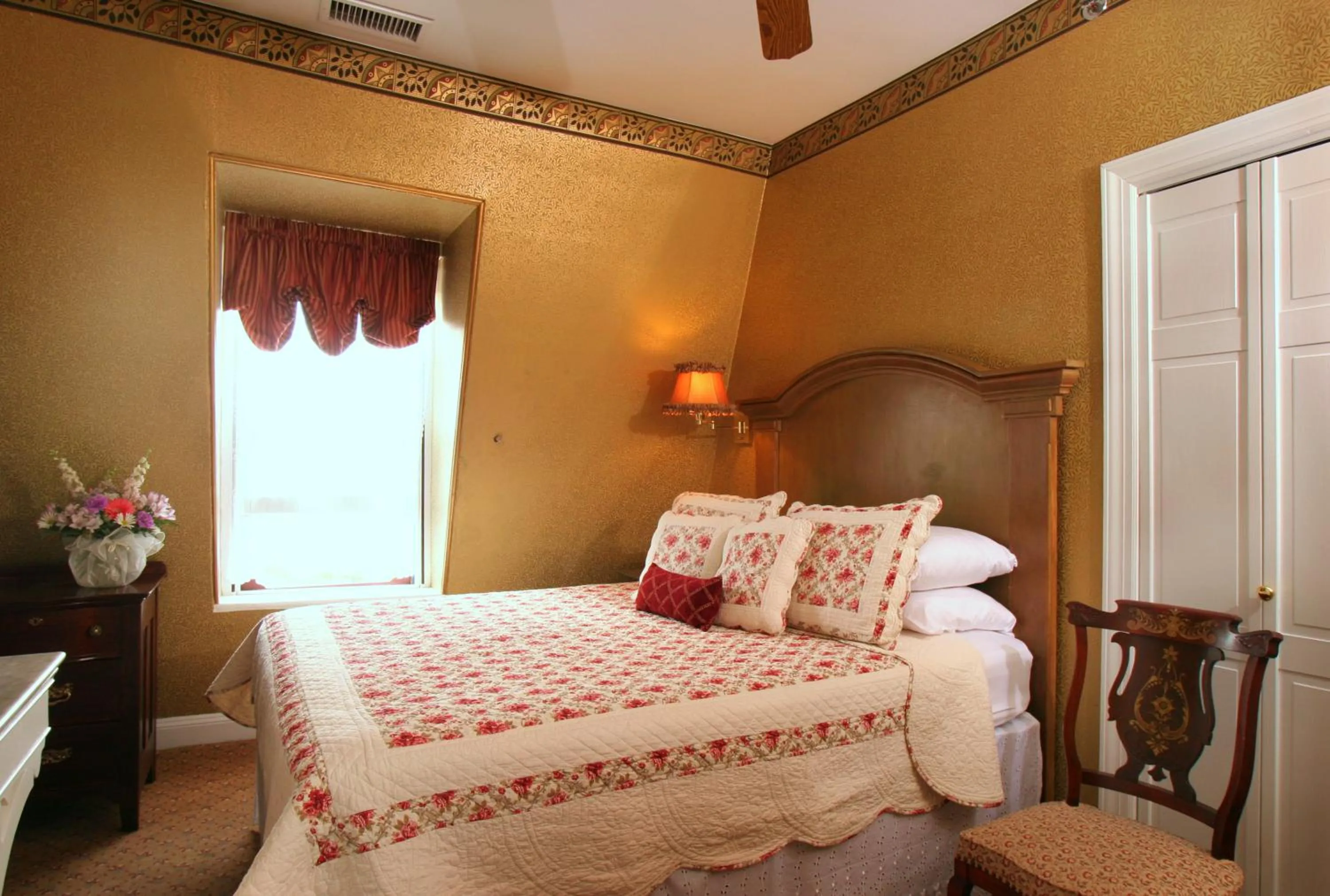 Photo of the whole room, Bed in The Queen Victoria