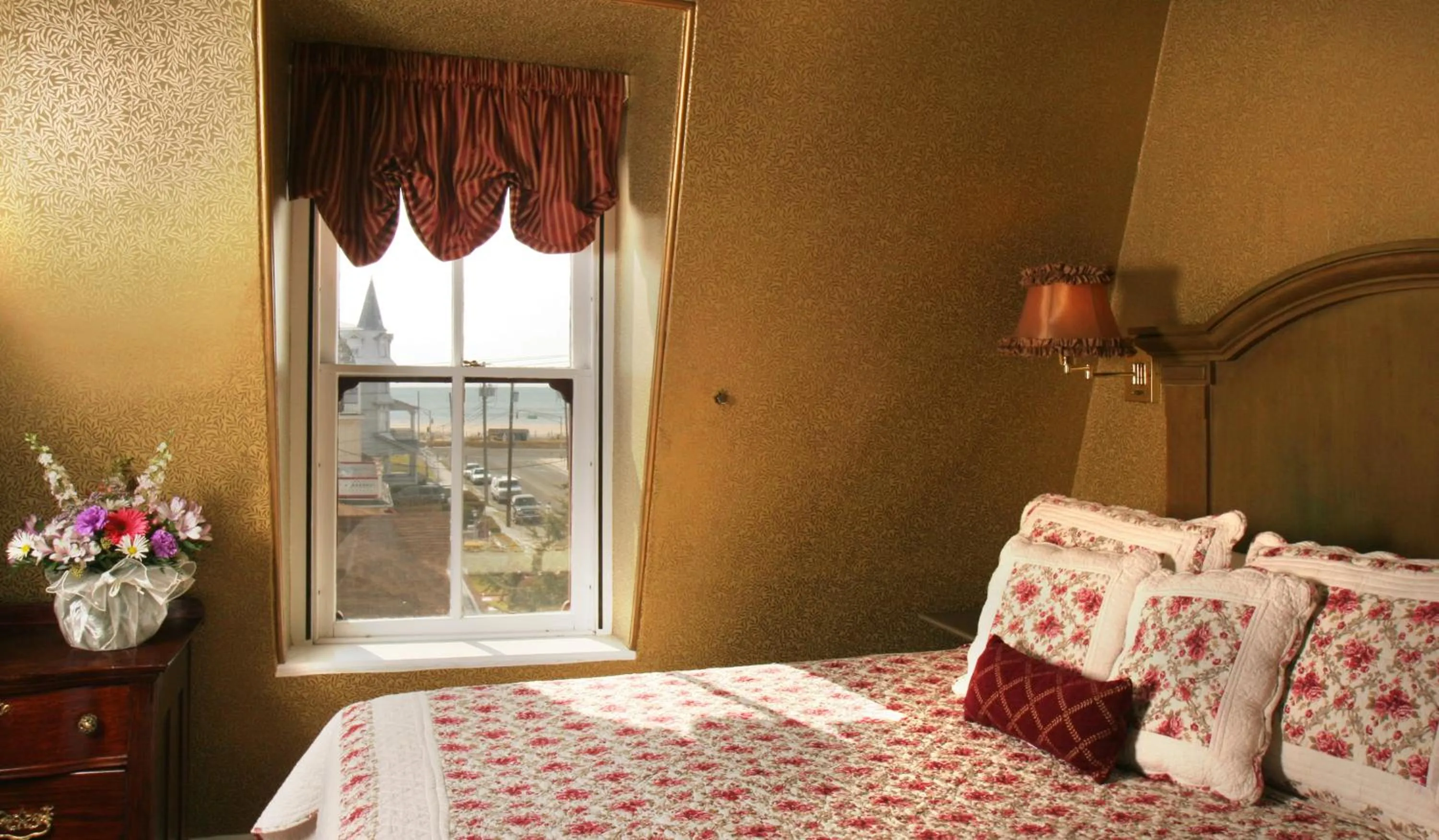 Photo of the whole room, Bed in The Queen Victoria