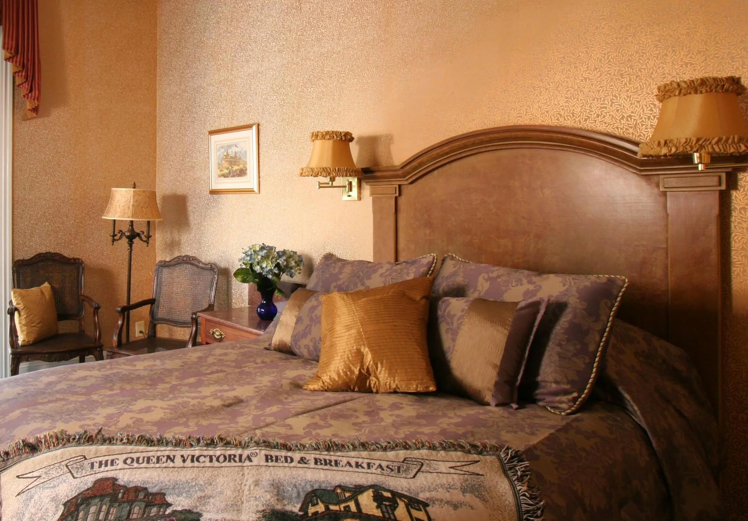 Photo of the whole room, Bed in The Queen Victoria