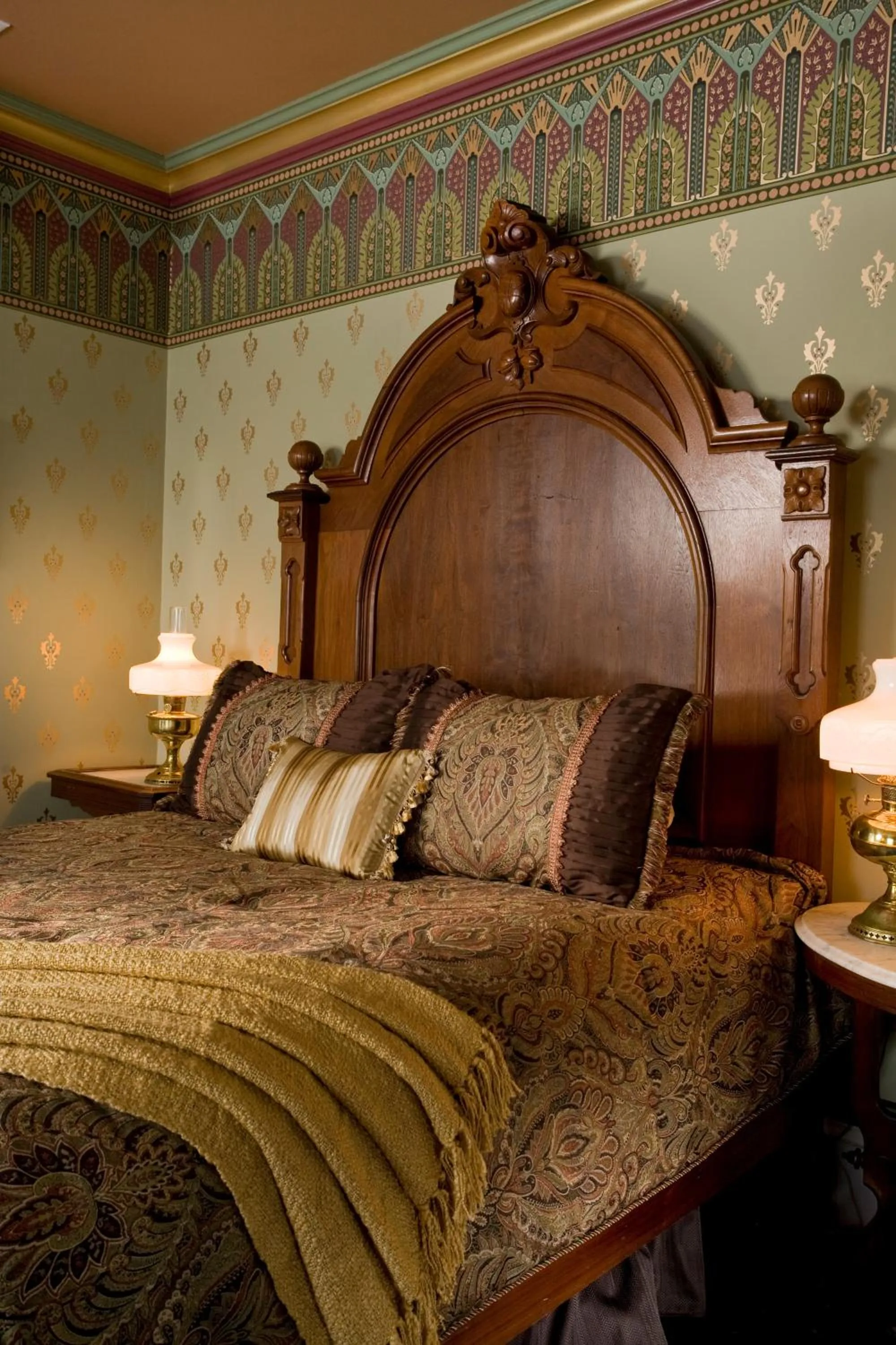 Photo of the whole room, Bed in The Queen Victoria