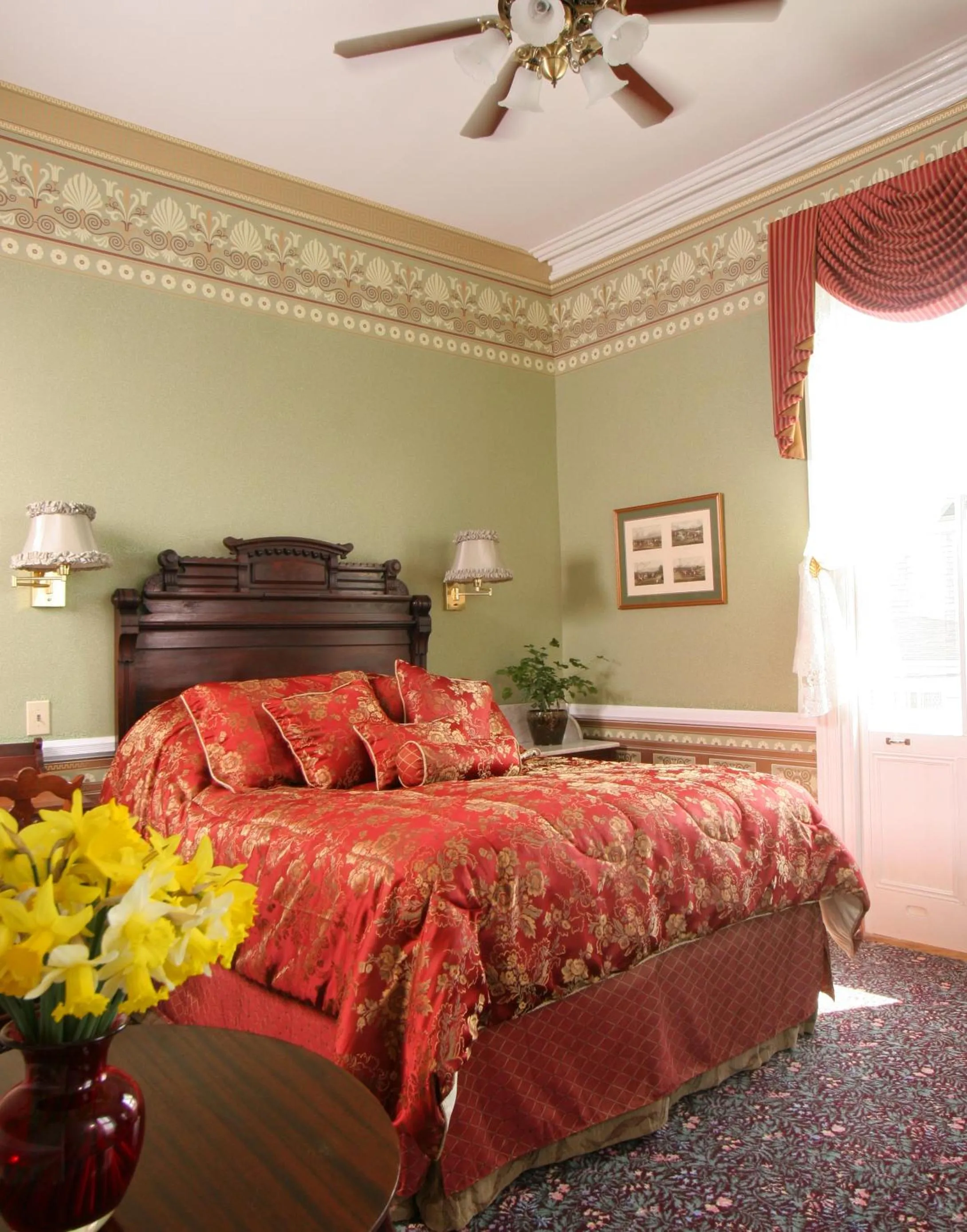 Photo of the whole room, Bed in The Queen Victoria