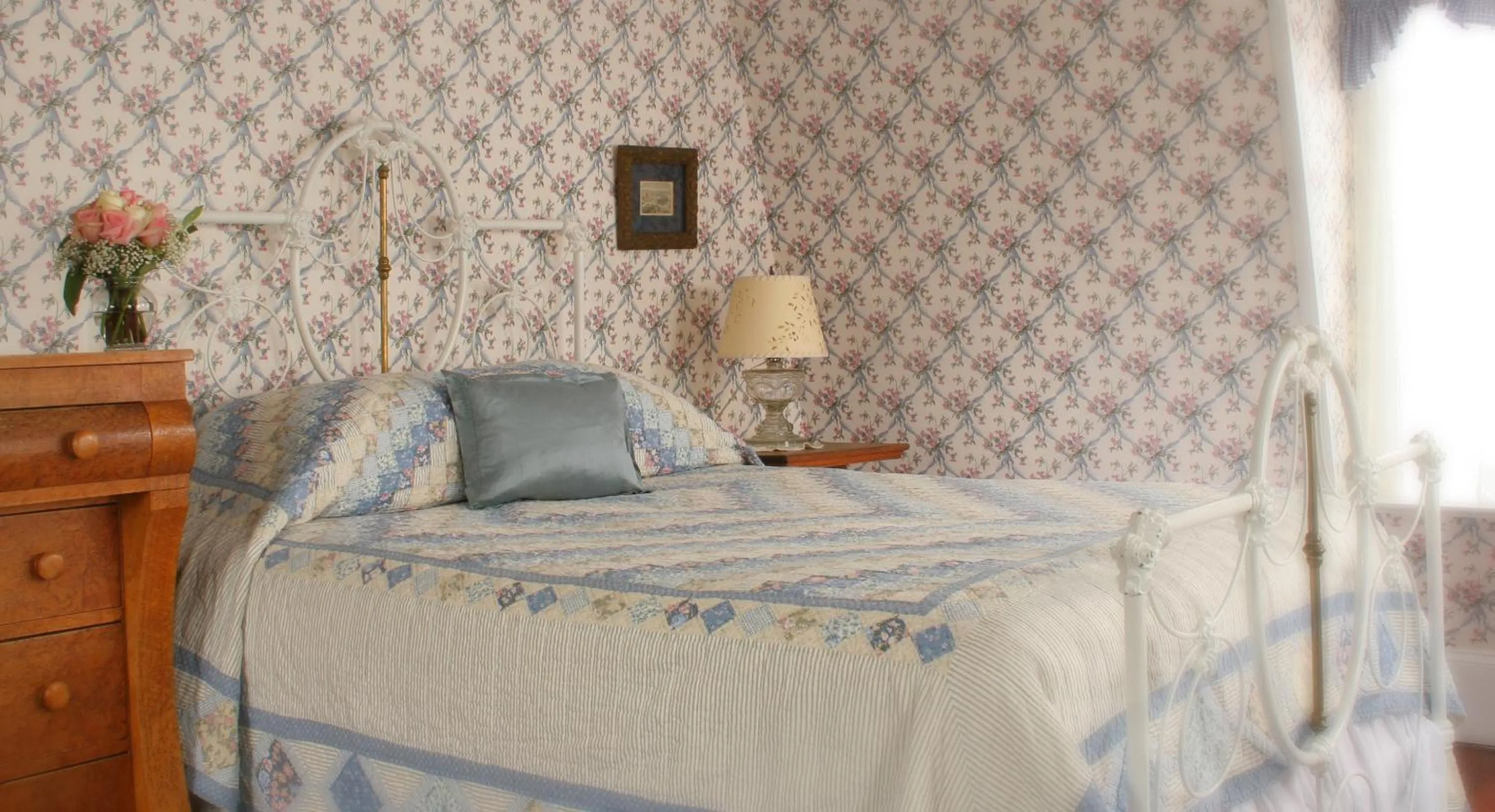 Photo of the whole room, Bed in The Queen Victoria