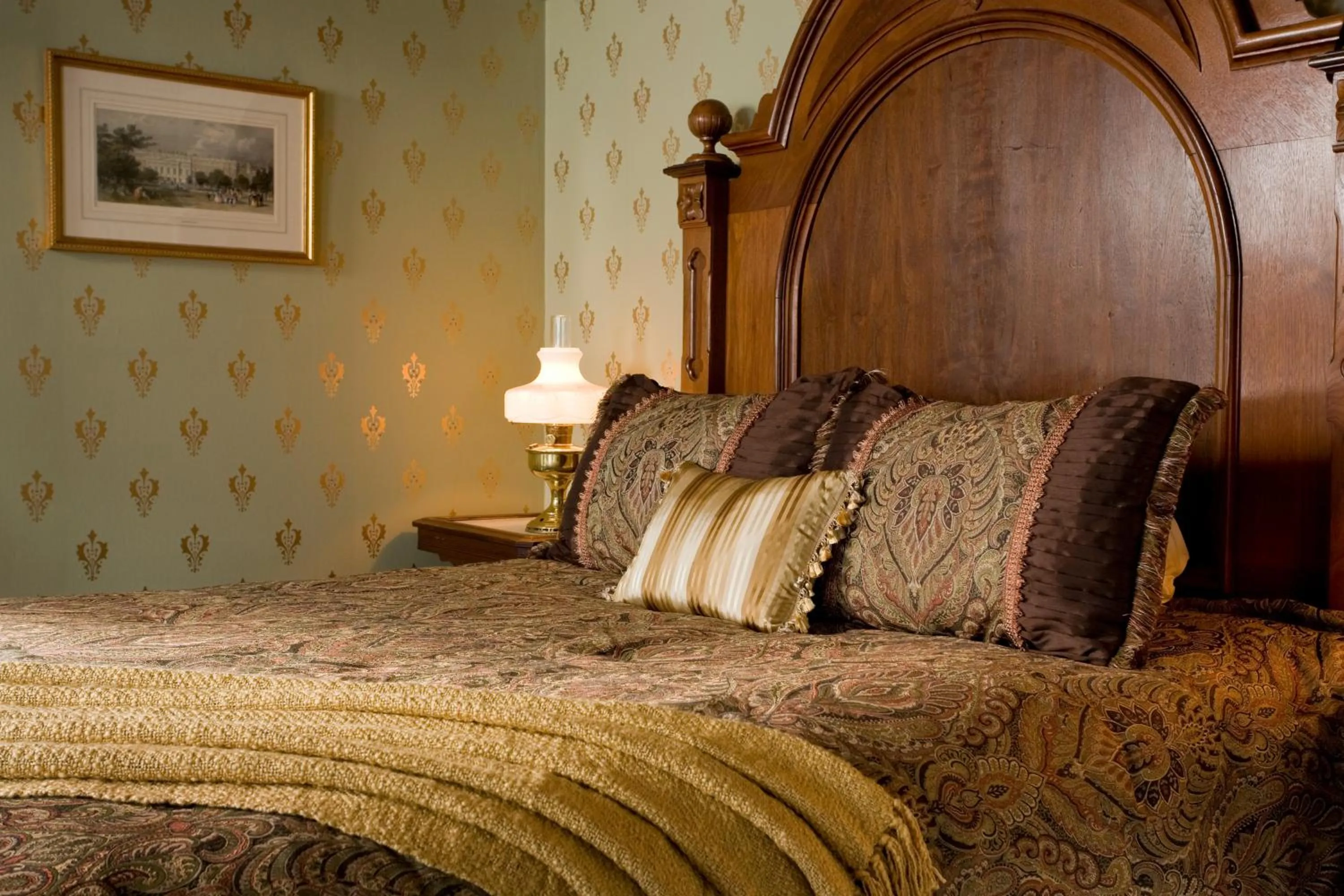 Bedroom, Bed in The Queen Victoria