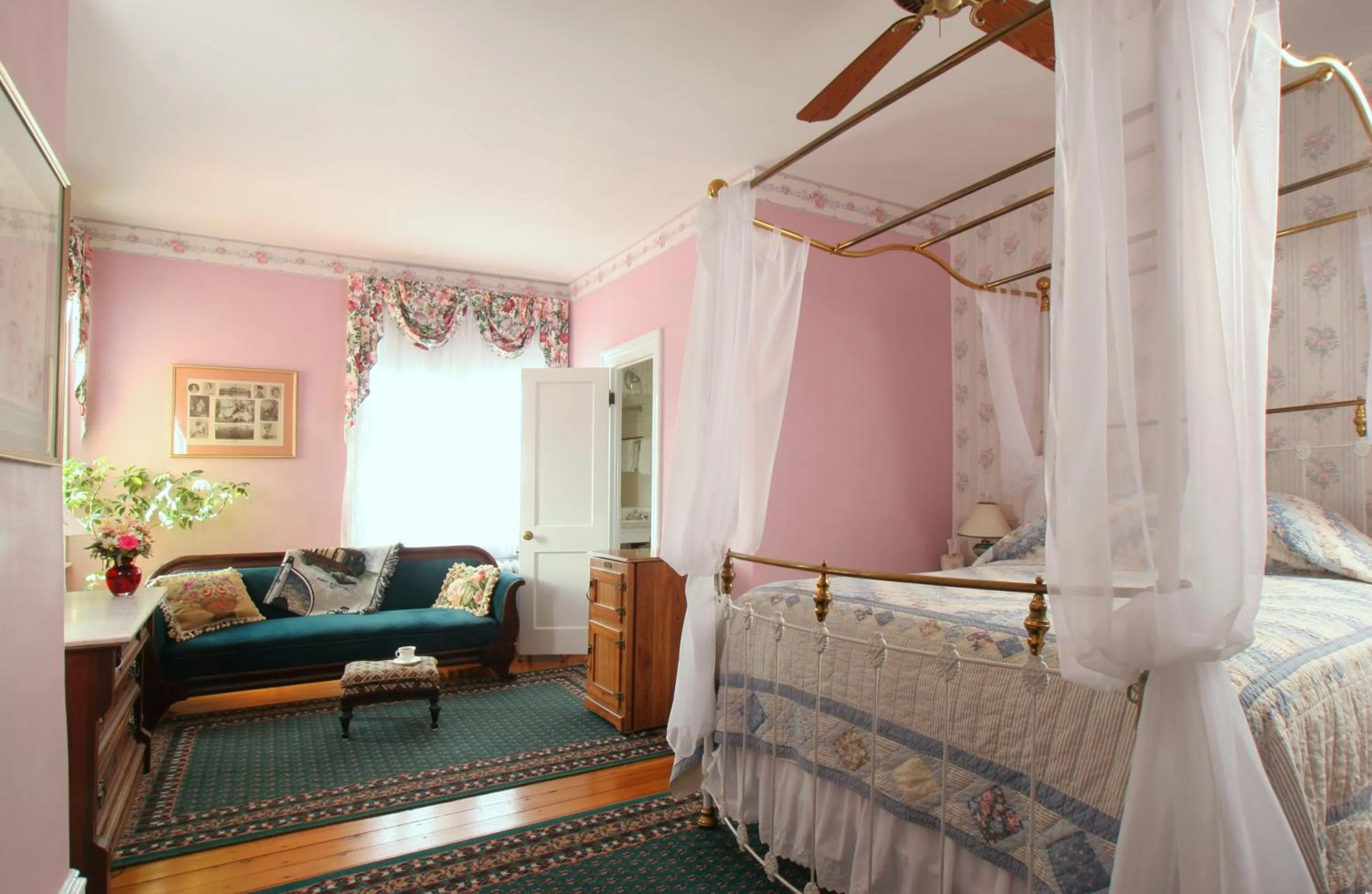 Photo of the whole room, Bed in The Queen Victoria