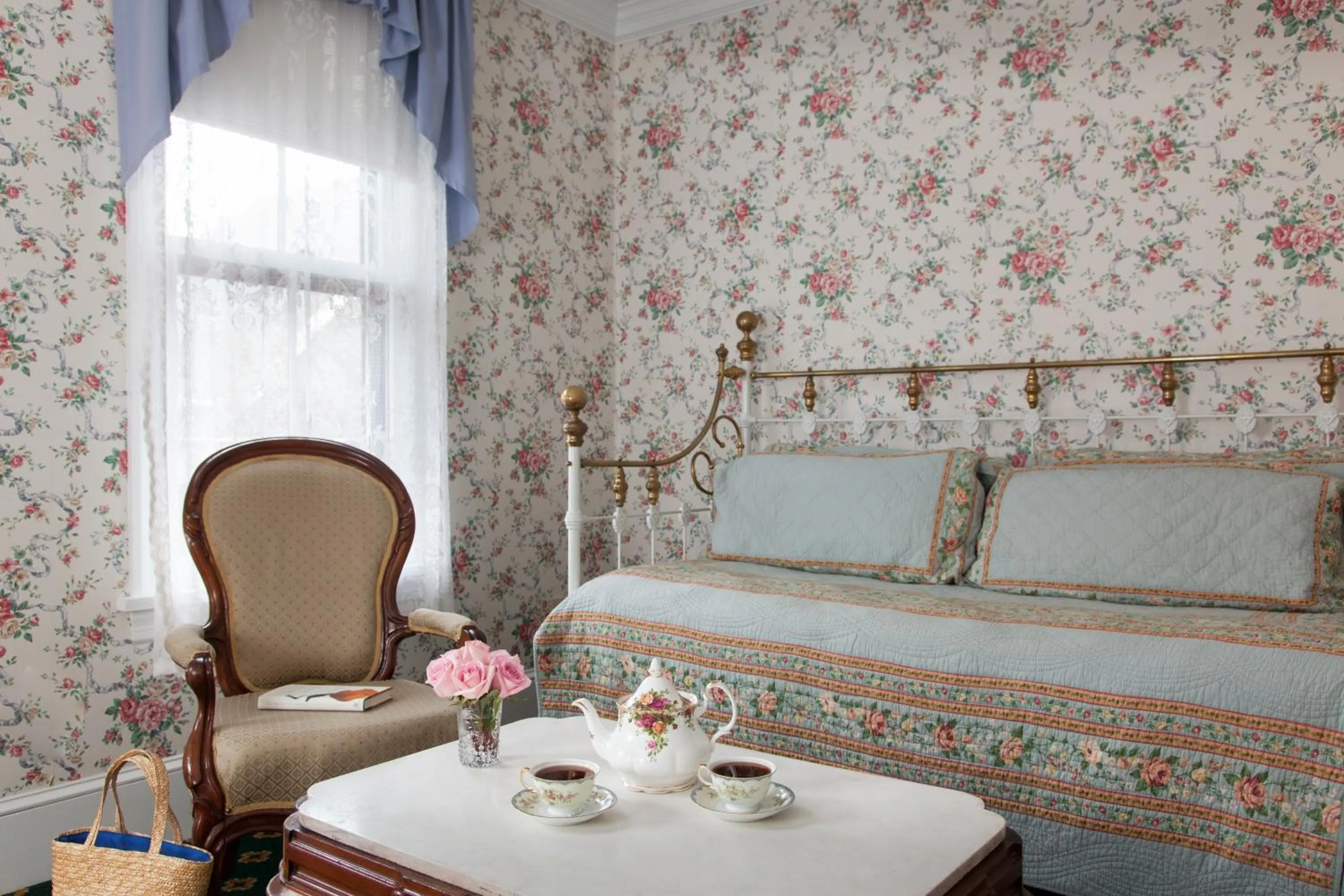 Seating area, Bed in The Queen Victoria