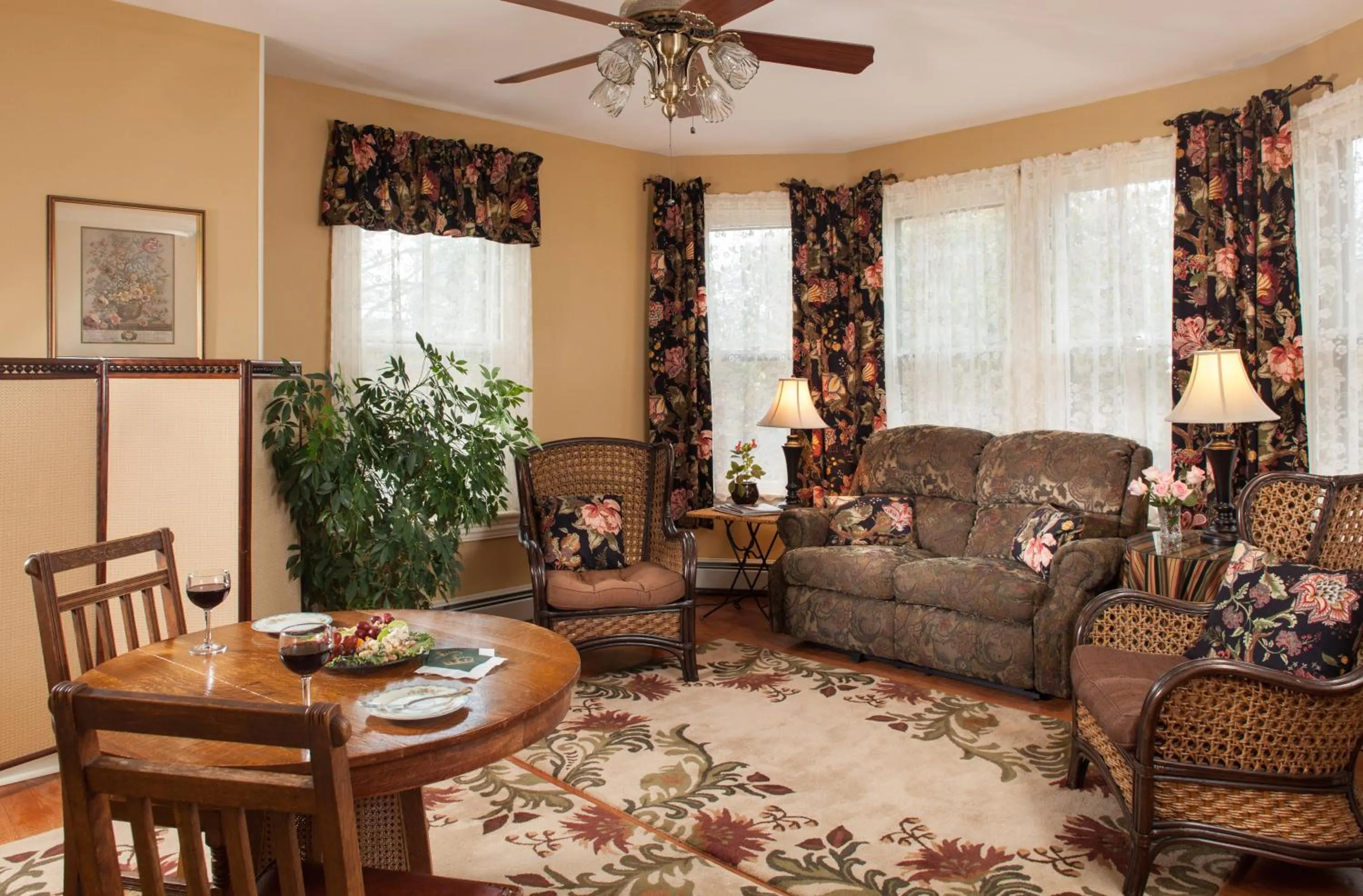 Communal lounge/ TV room in The Queen Victoria