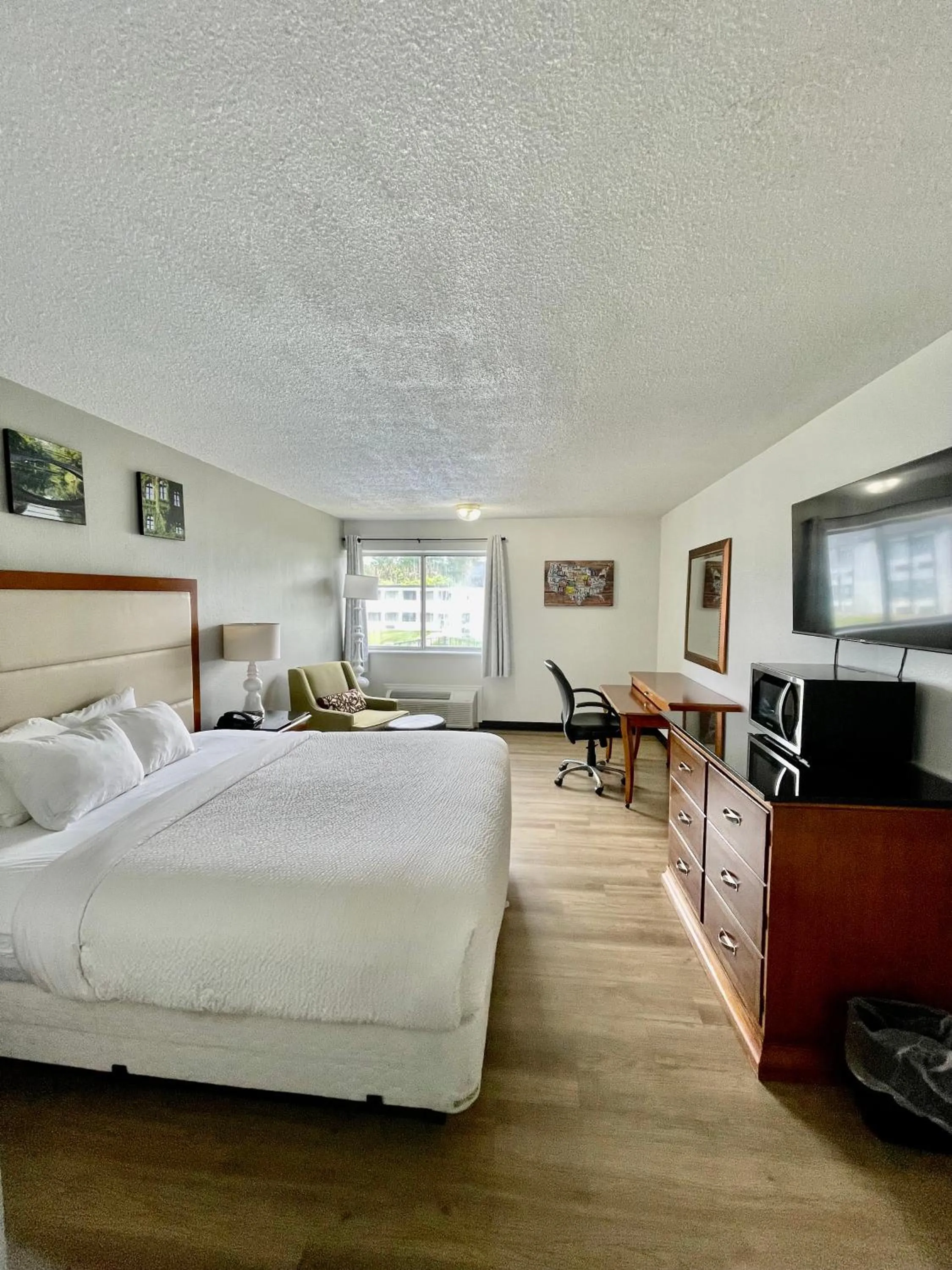 Bedroom, Bed in Days Inn by Wyndham Erie