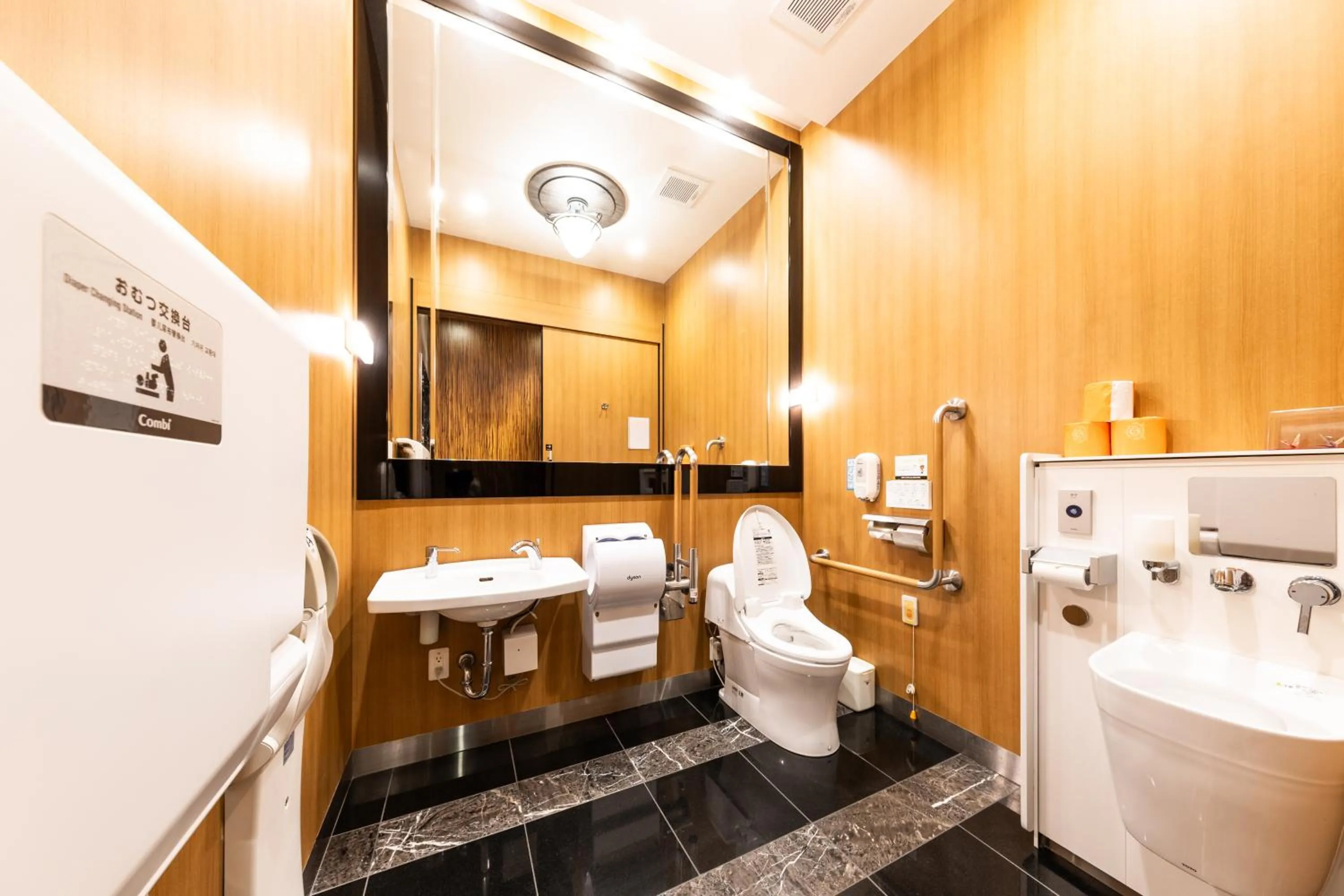 Toilet in APA Hotel Yodoyabashi Kitahama Ekimae