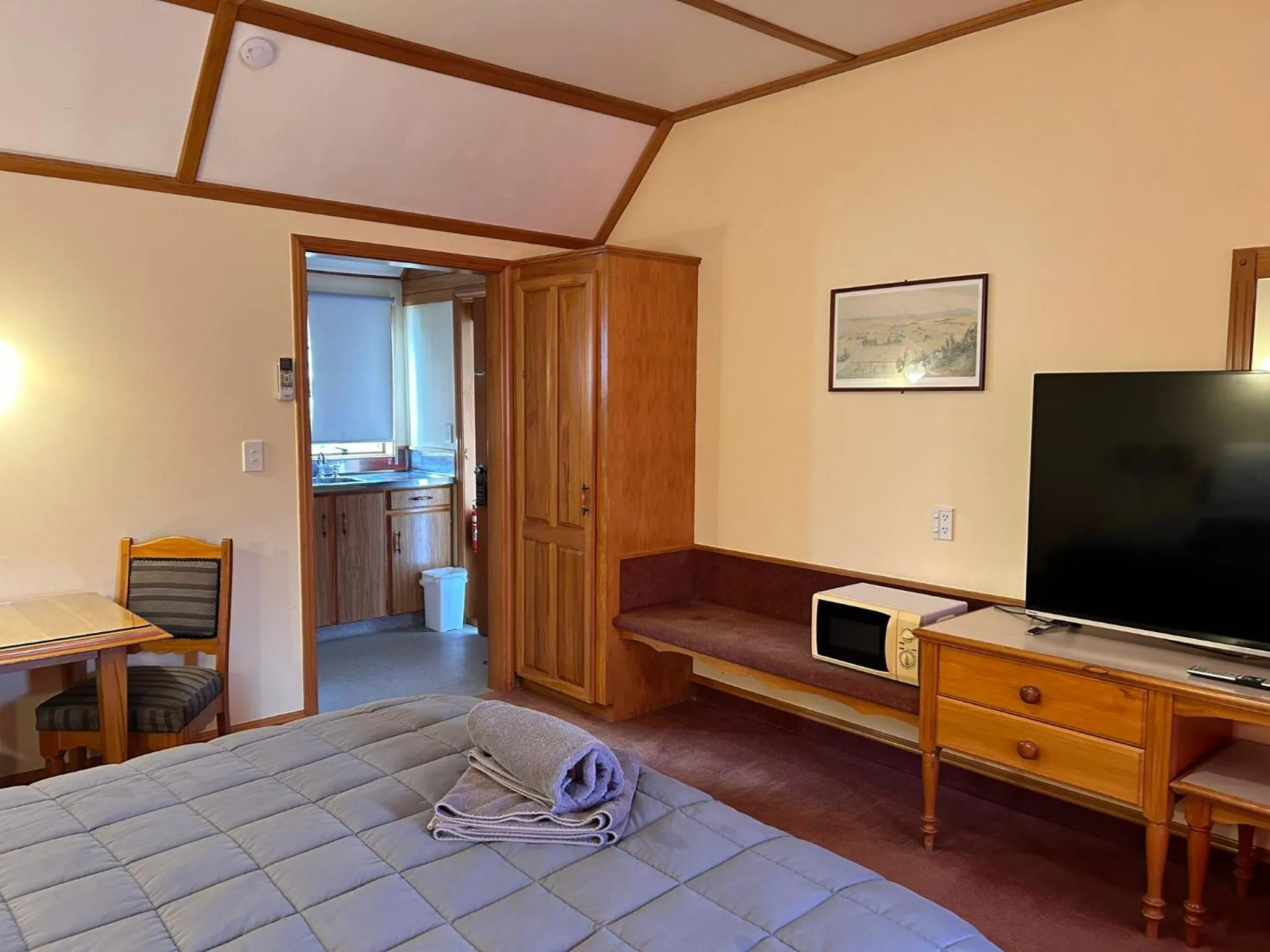 Bedroom, Bed in Masterton Motor Lodge