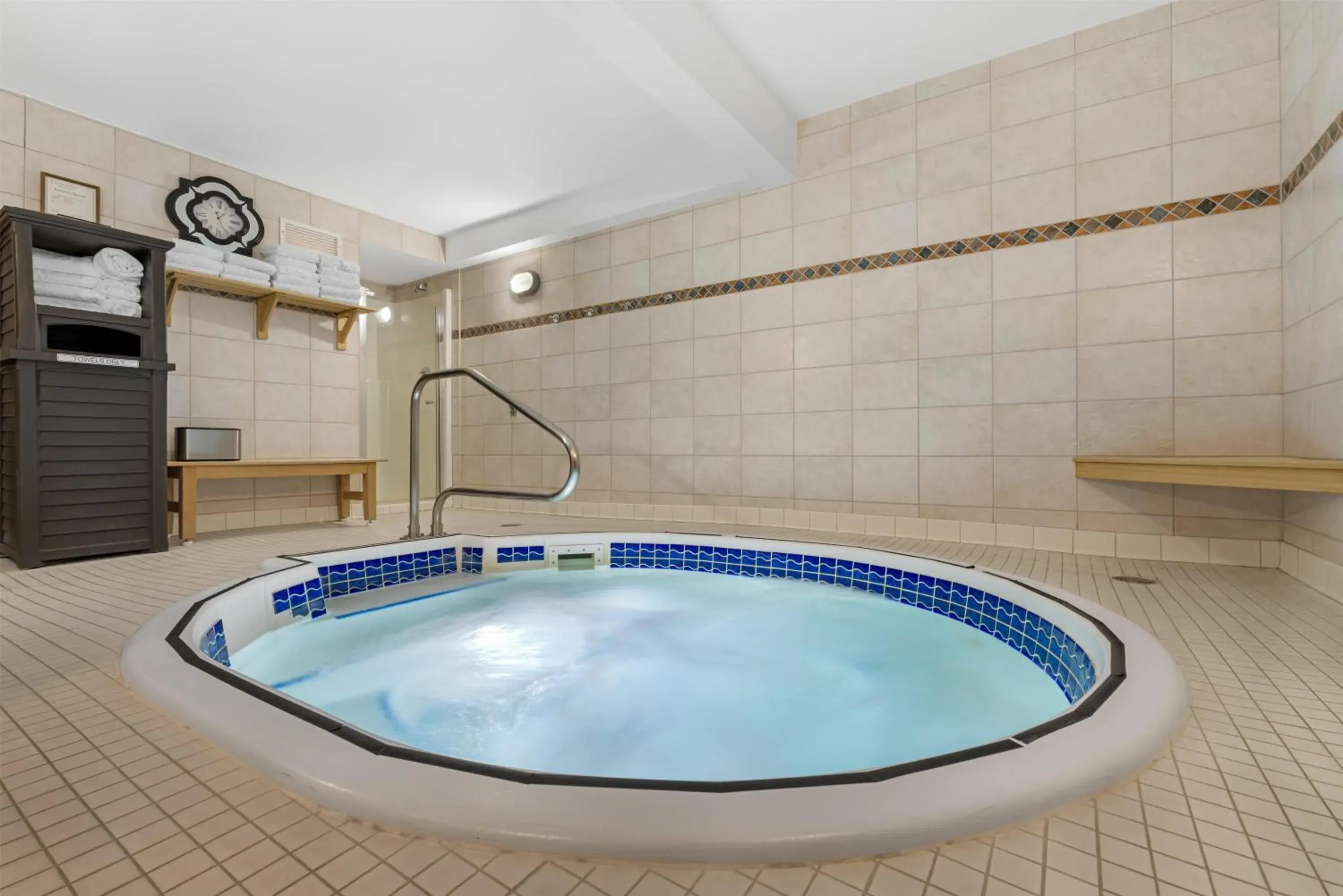 Pool view in Best Western Plus Baker Street Inn Pool view in Best Western Plus Baker Street Inn