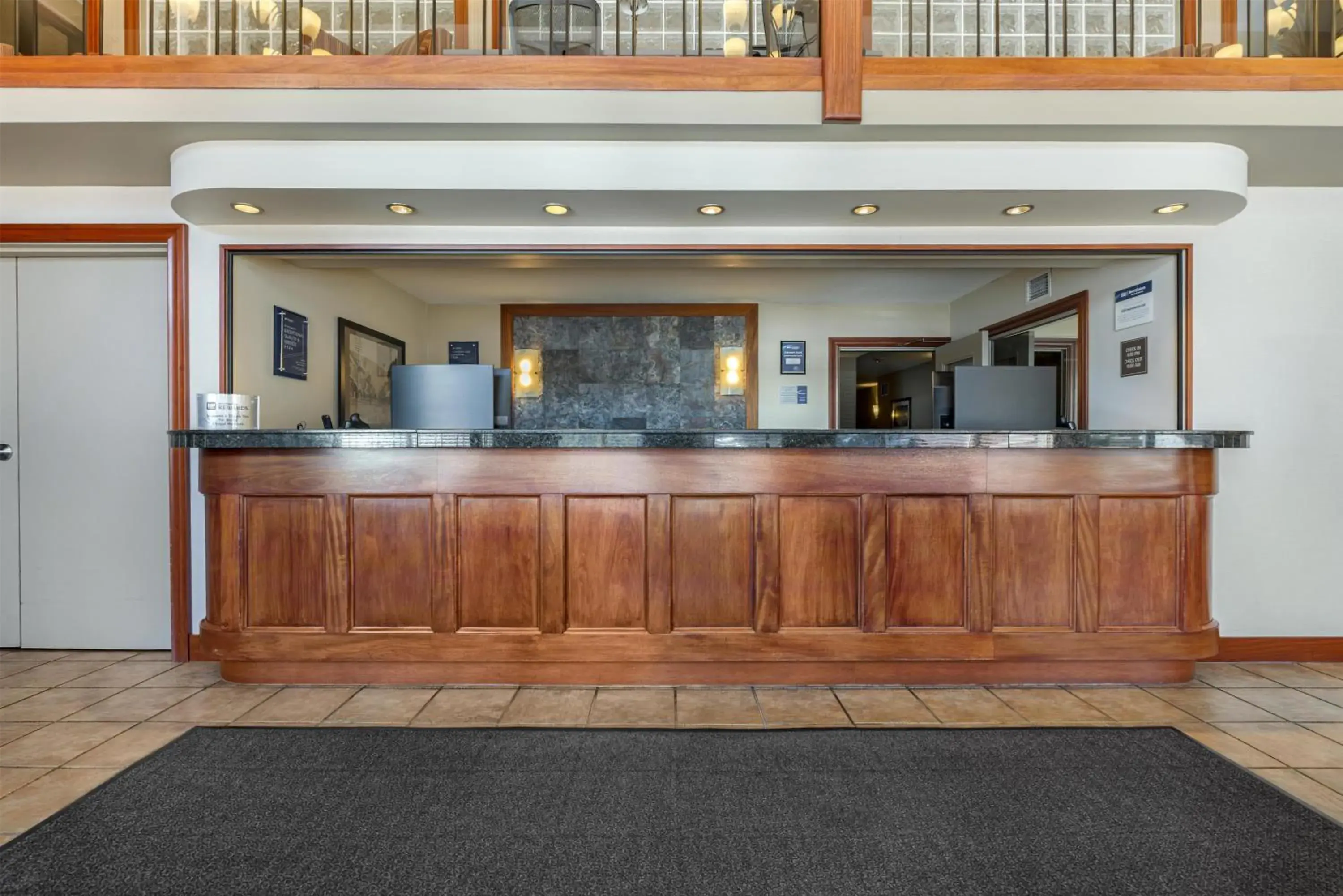 Lobby or reception in Best Western Plus Baker Street Inn Lobby or reception in Best Western Plus Baker Street Inn