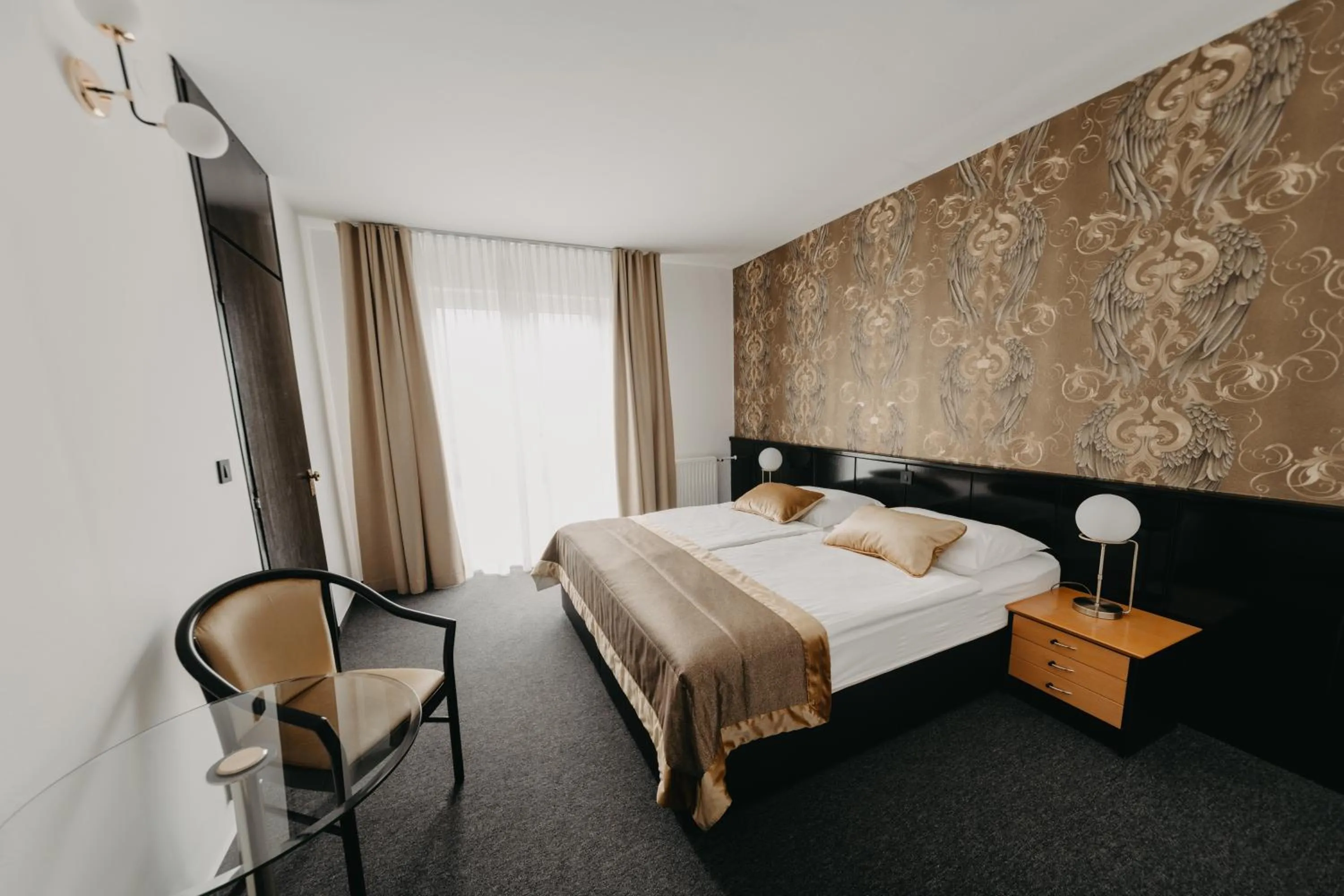 Property building, Bed in Hotel Alp