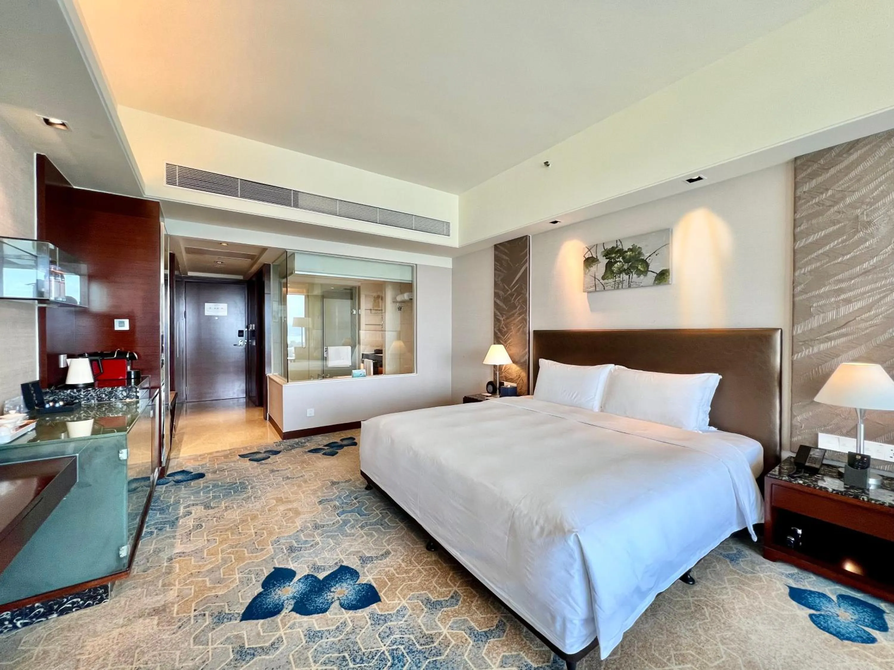 Photo of the whole room, Bed in Swiss Grand Xiamen