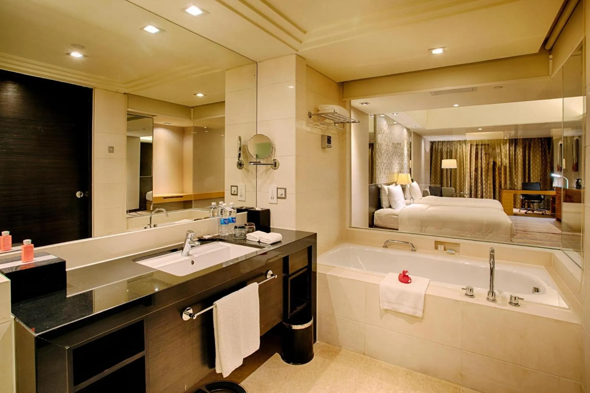 Photo of the whole room in Swiss Grand Xiamen