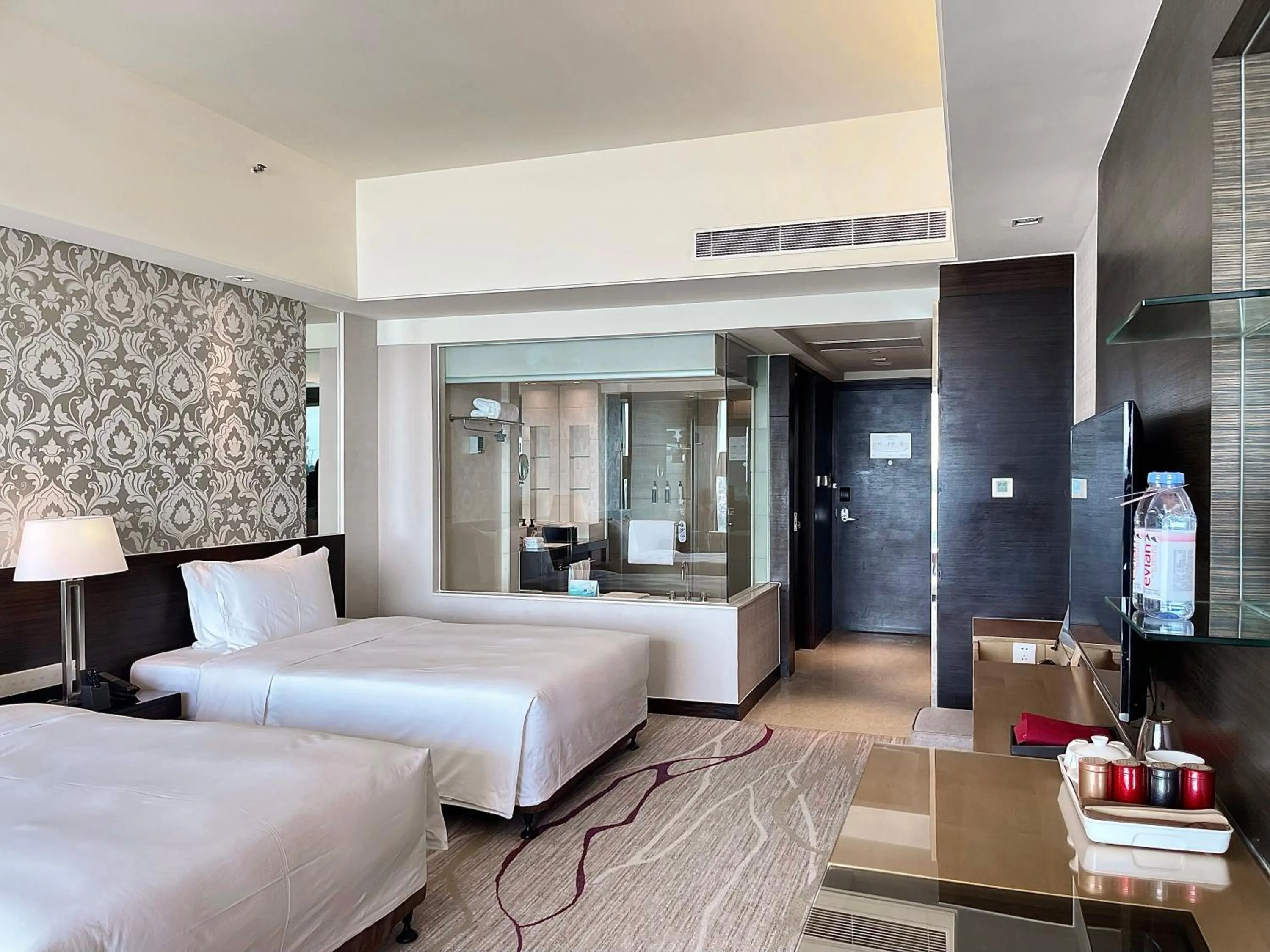 Photo of the whole room, Bed in Swiss Grand Xiamen