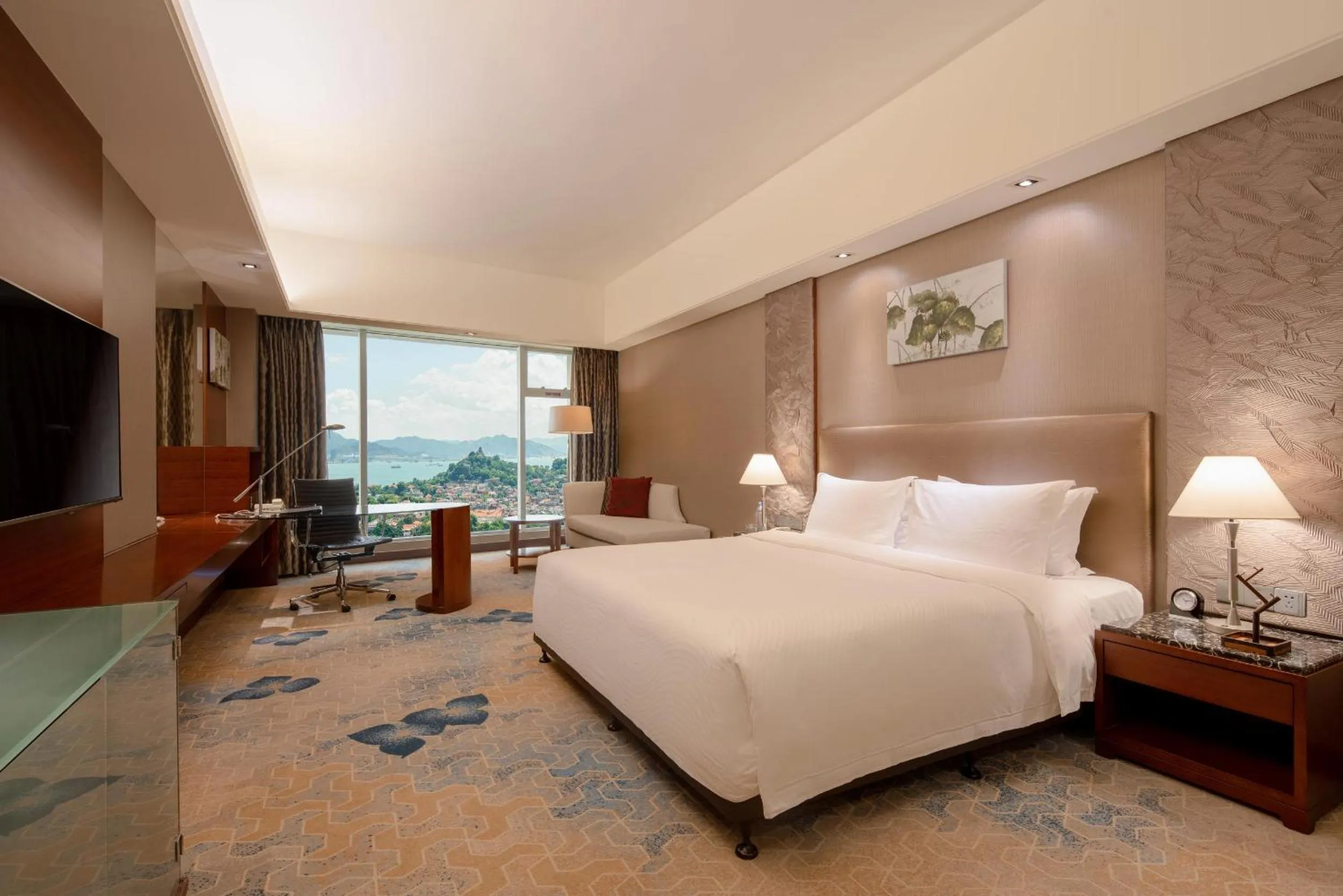 Photo of the whole room, Bed in Swiss Grand Xiamen