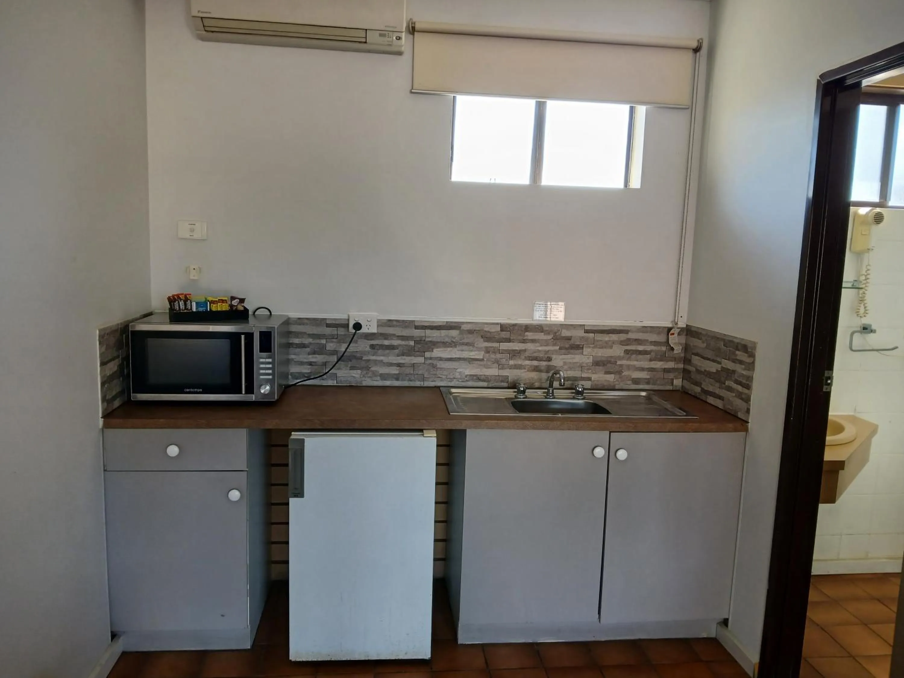 Kitchen or kitchenette in Birch Motel Tocumwal Previously Known as Kanimbla Motor Inn