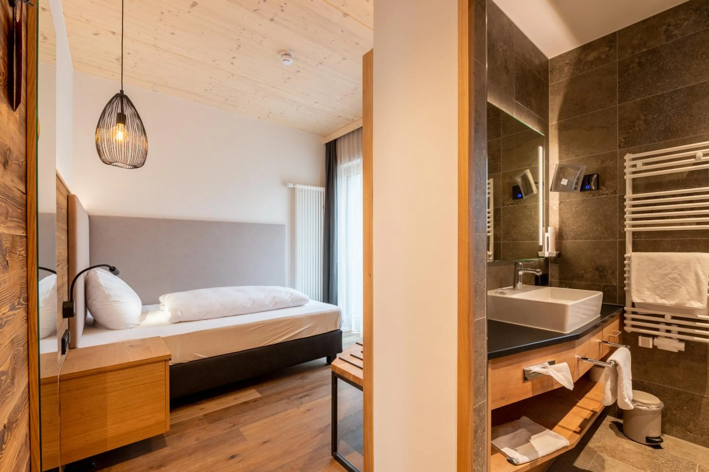 Bathroom, Bed in Landhotel Zum Goldenen Kreuz