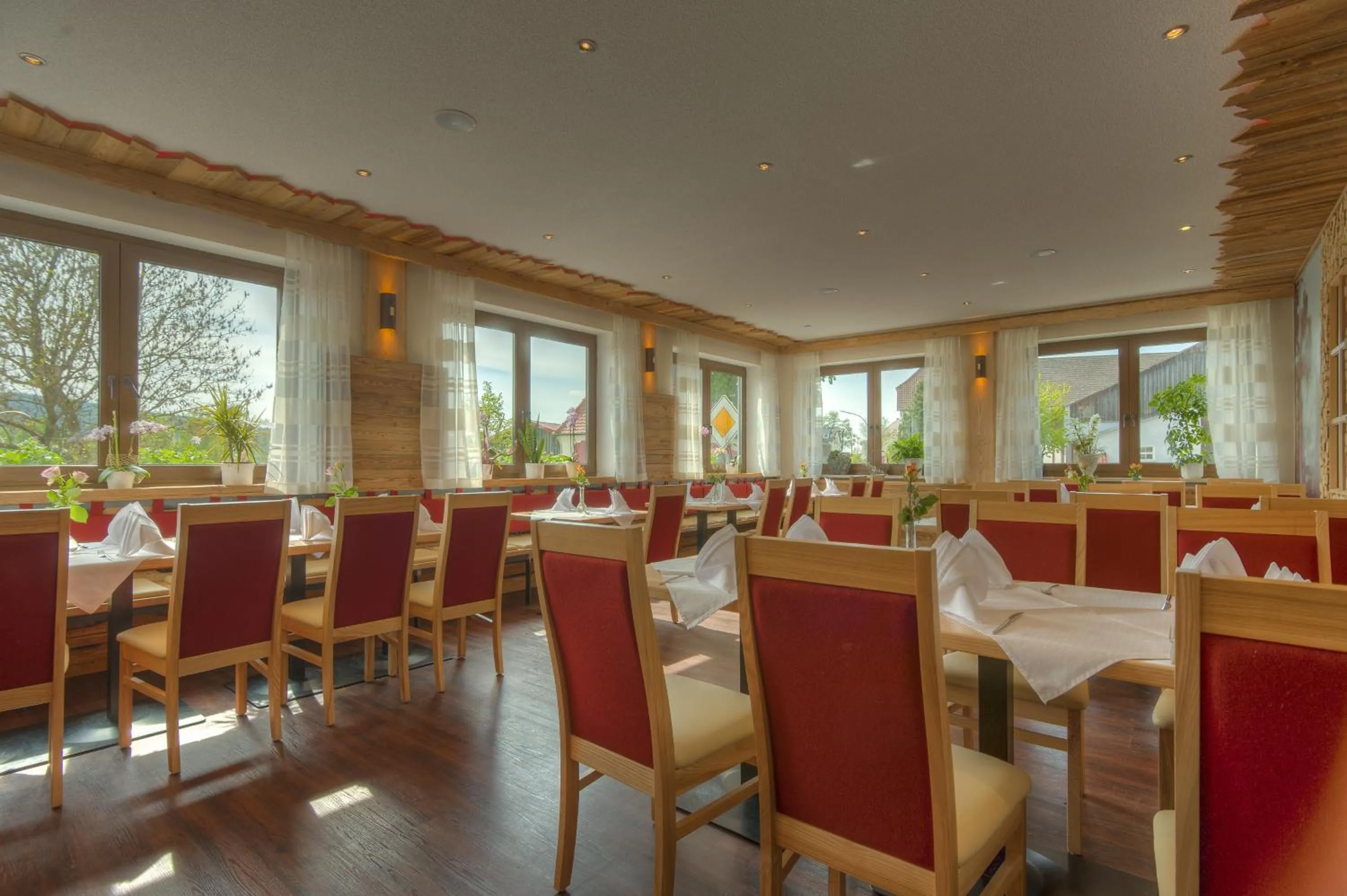 Restaurant/places to eat in Landhotel Zum Goldenen Kreuz