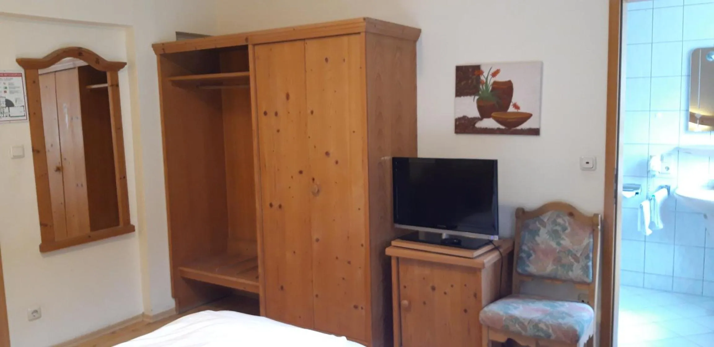 TV and multimedia, Bed in Landhotel Zum Goldenen Kreuz