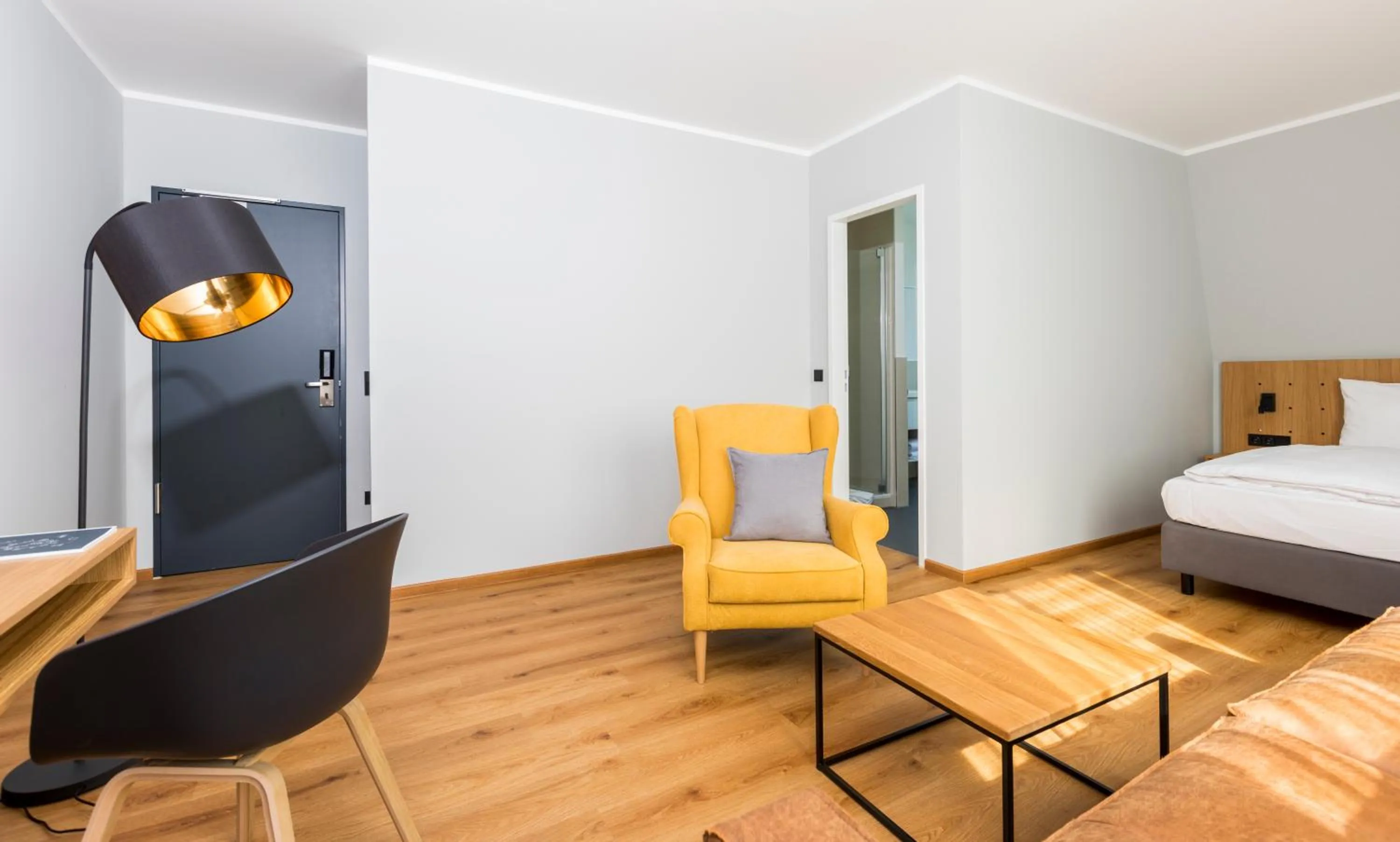 Photo of the whole room, Bed in mk hotel eschborn