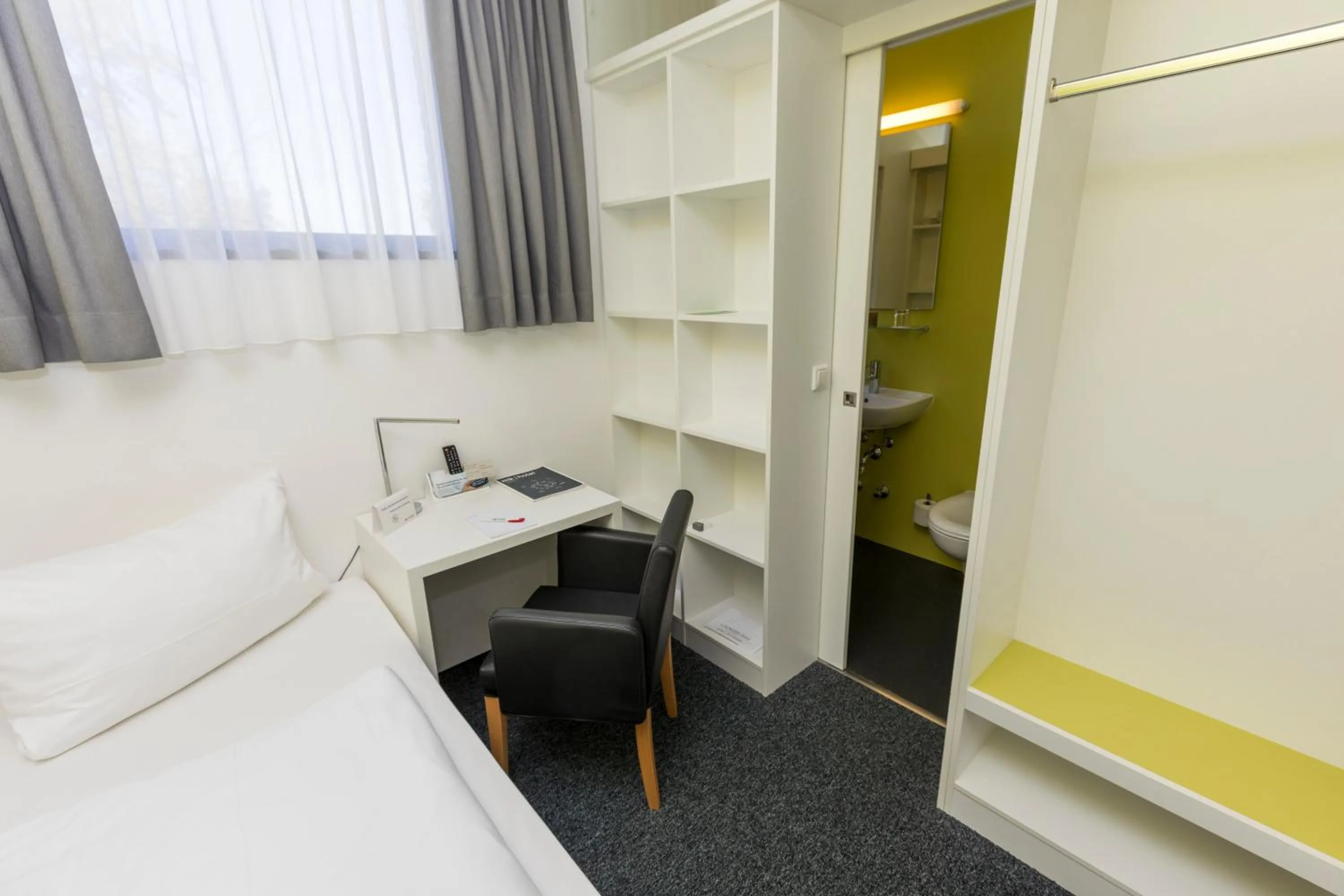 Photo of the whole room, Bed in mk hotel eschborn