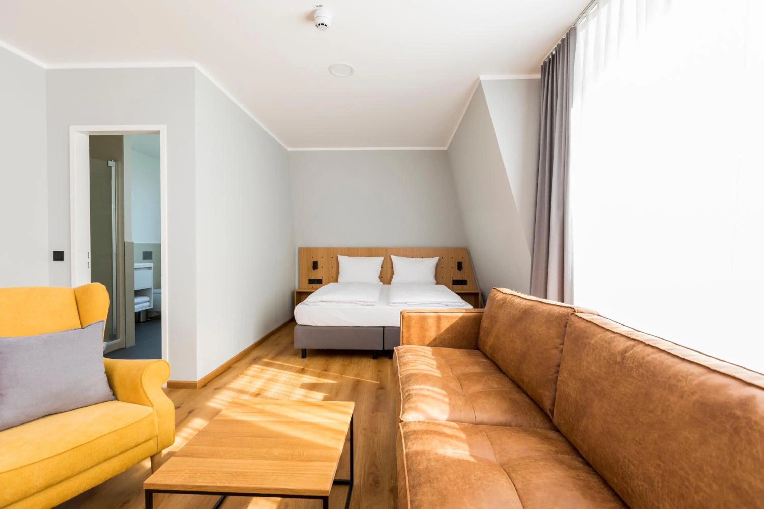 Photo of the whole room, Bed in mk hotel eschborn