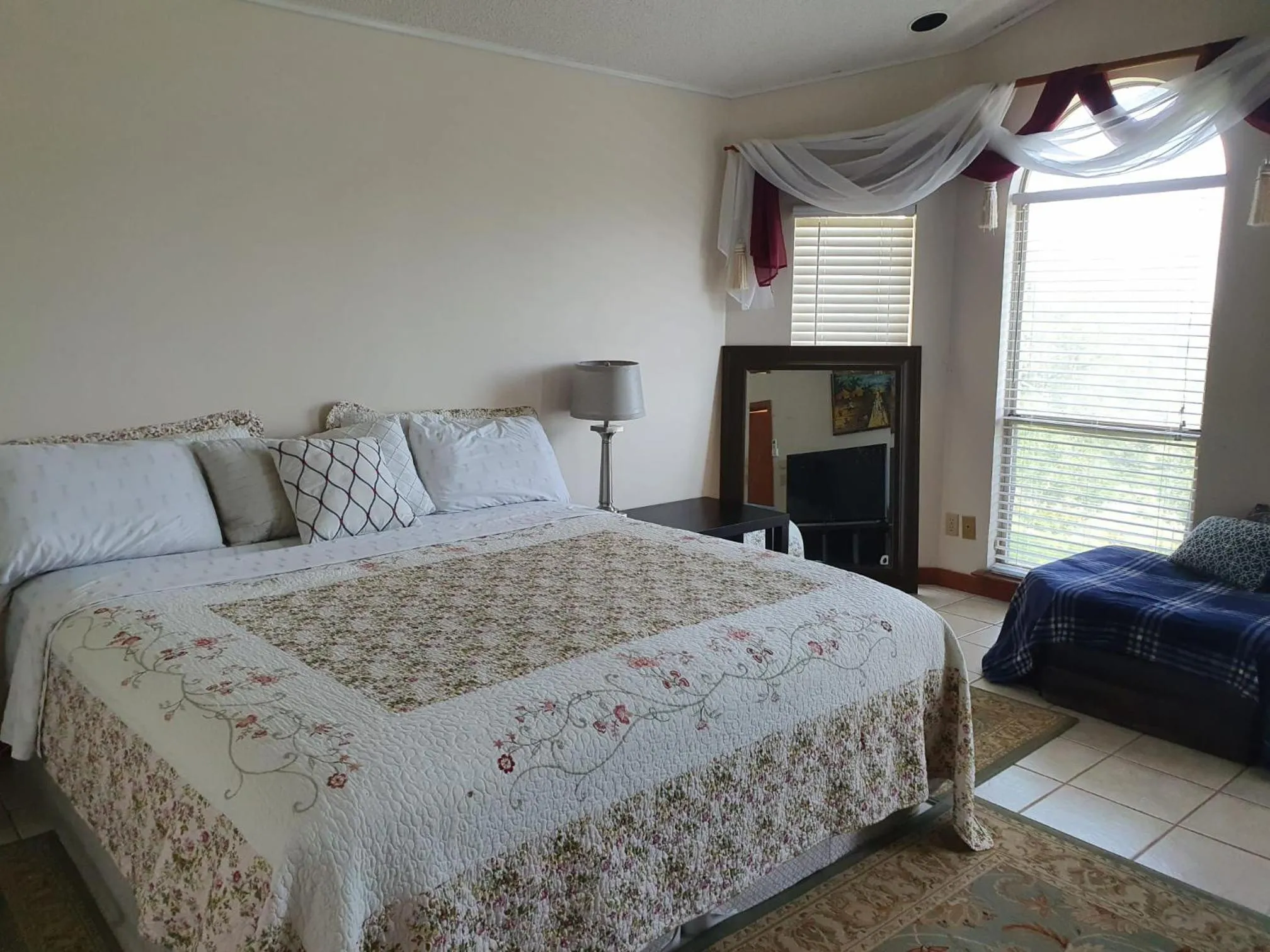 Photo of the whole room, Bed in Hilltop Hacienda