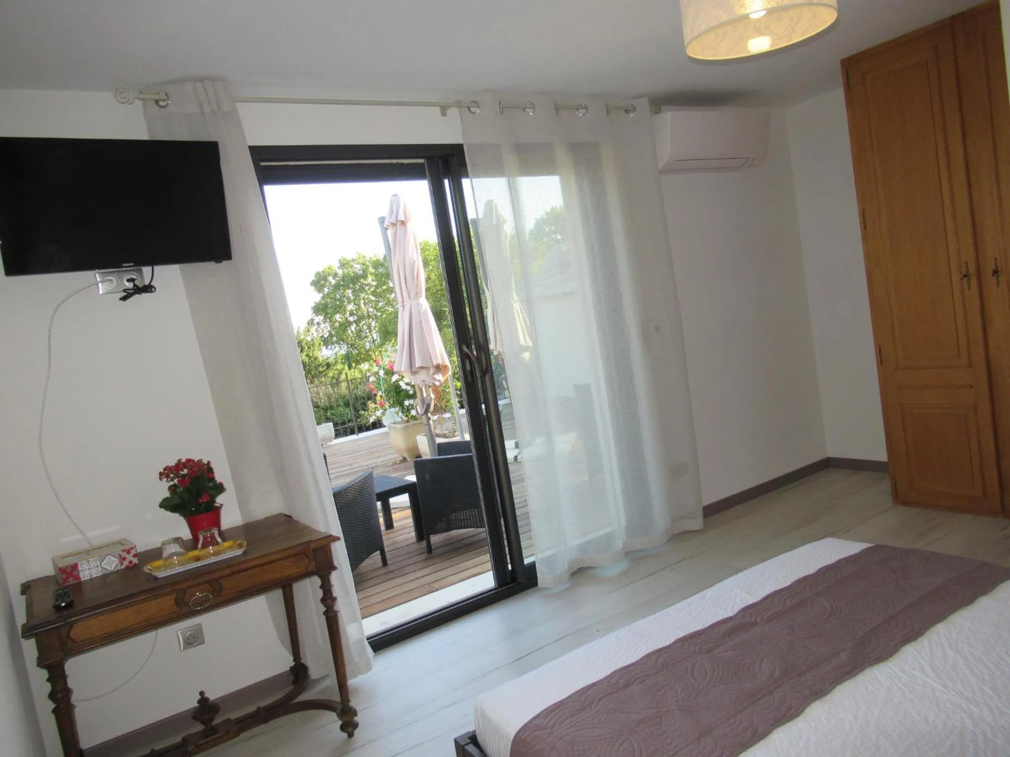 Photo of the whole room in Le Bastidon de CUCURON