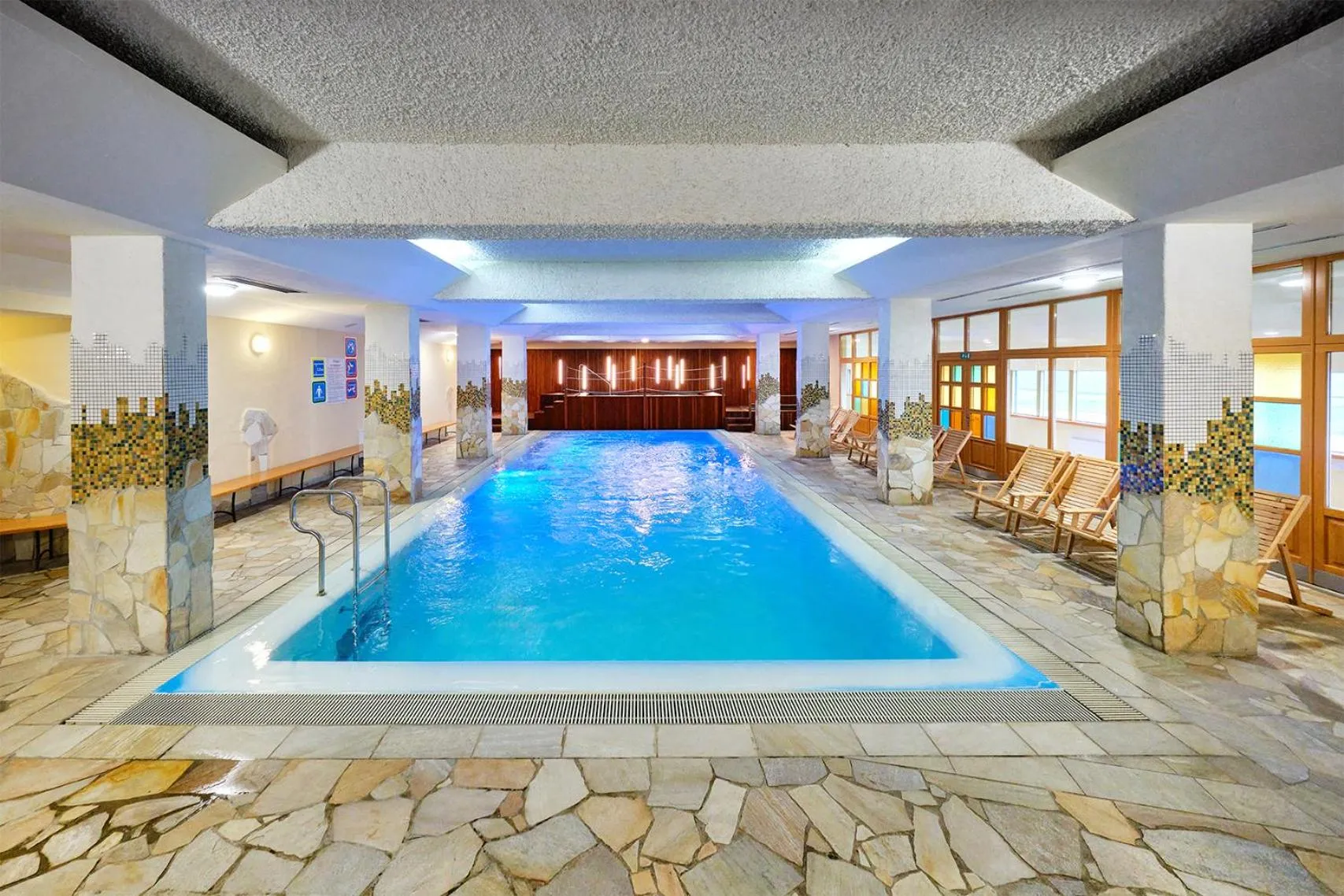 Swimming pool in Hotel Planja
