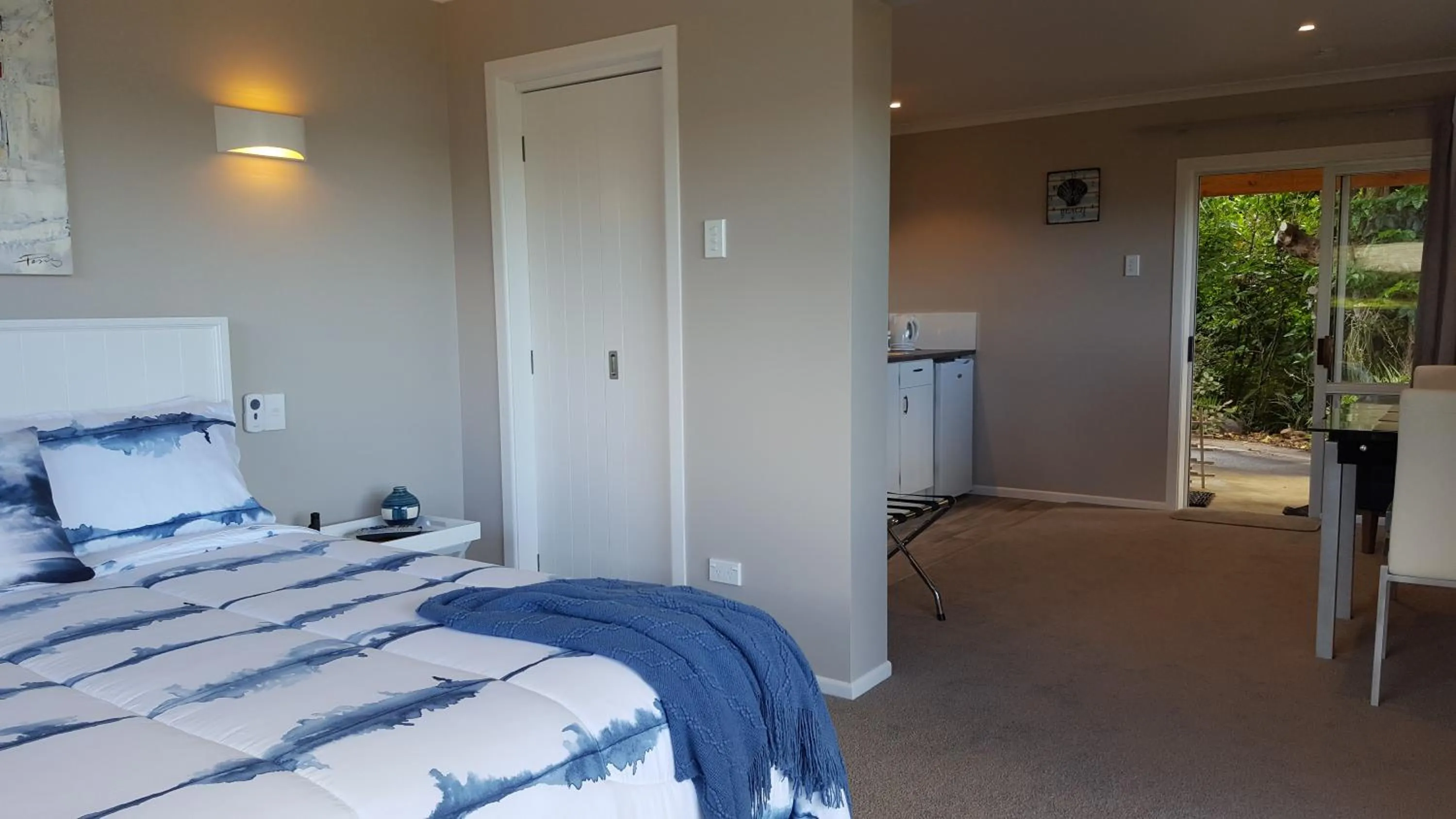 Photo of the whole room, Bed in Bird Haven