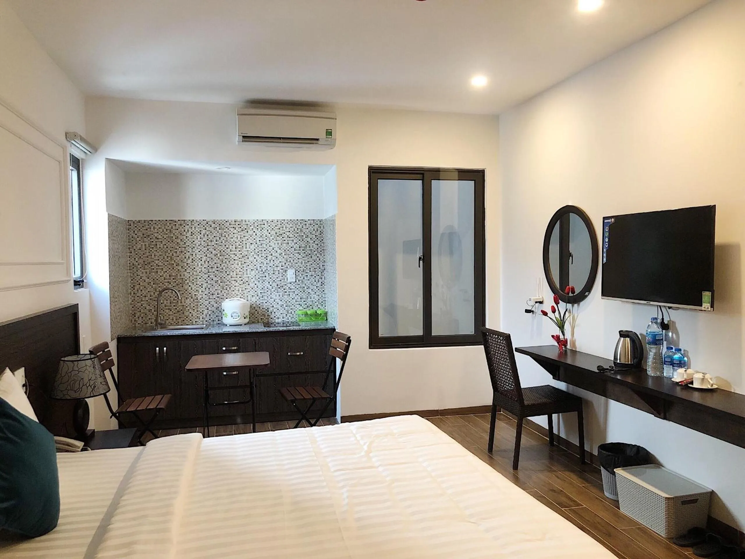 Kitchen or kitchenette, TV/Entertainment Center in Marina Boutique Hotel