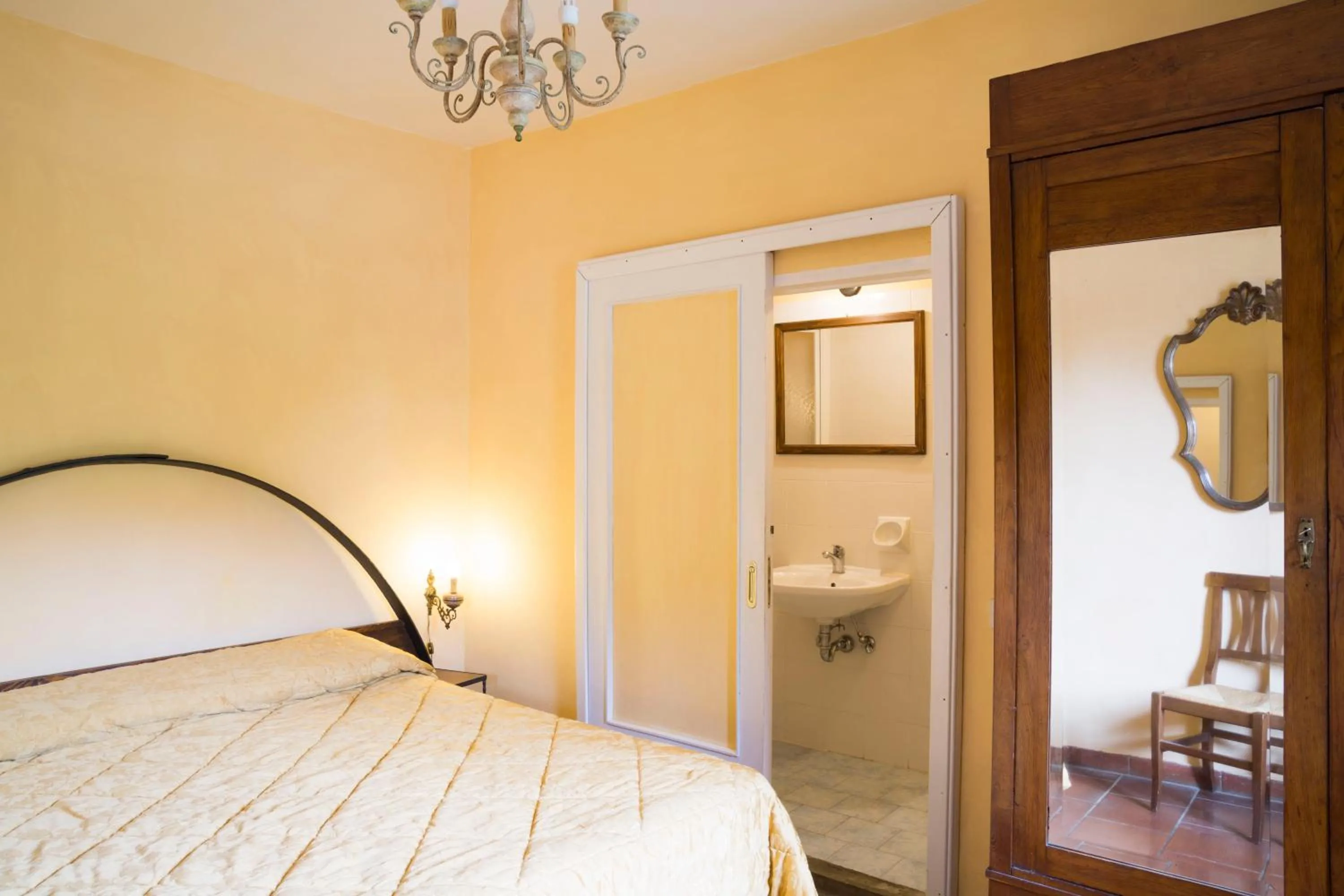 Photo of the whole room, Bed in Villa Grassina