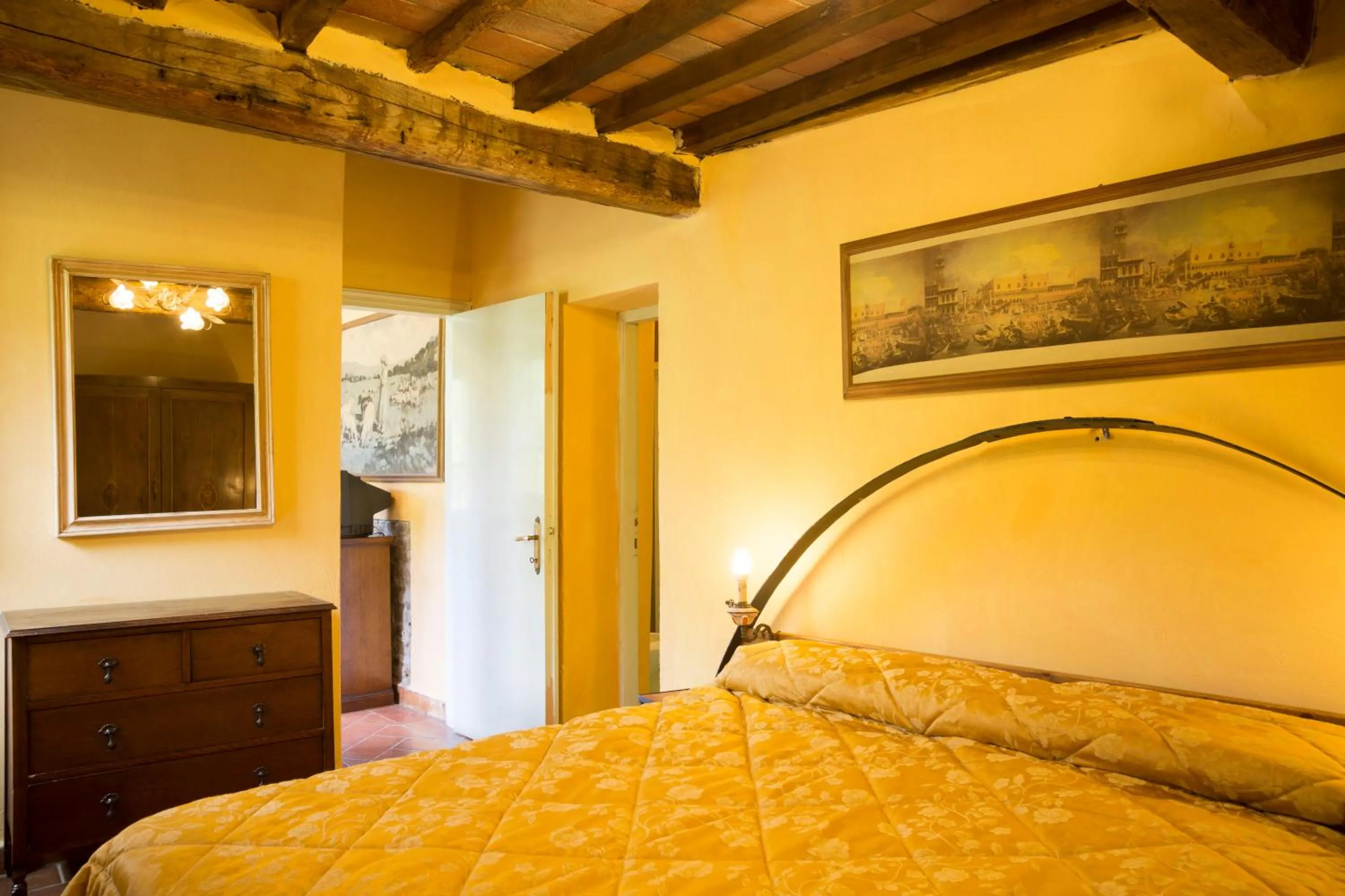 Photo of the whole room, Bed in Villa Grassina