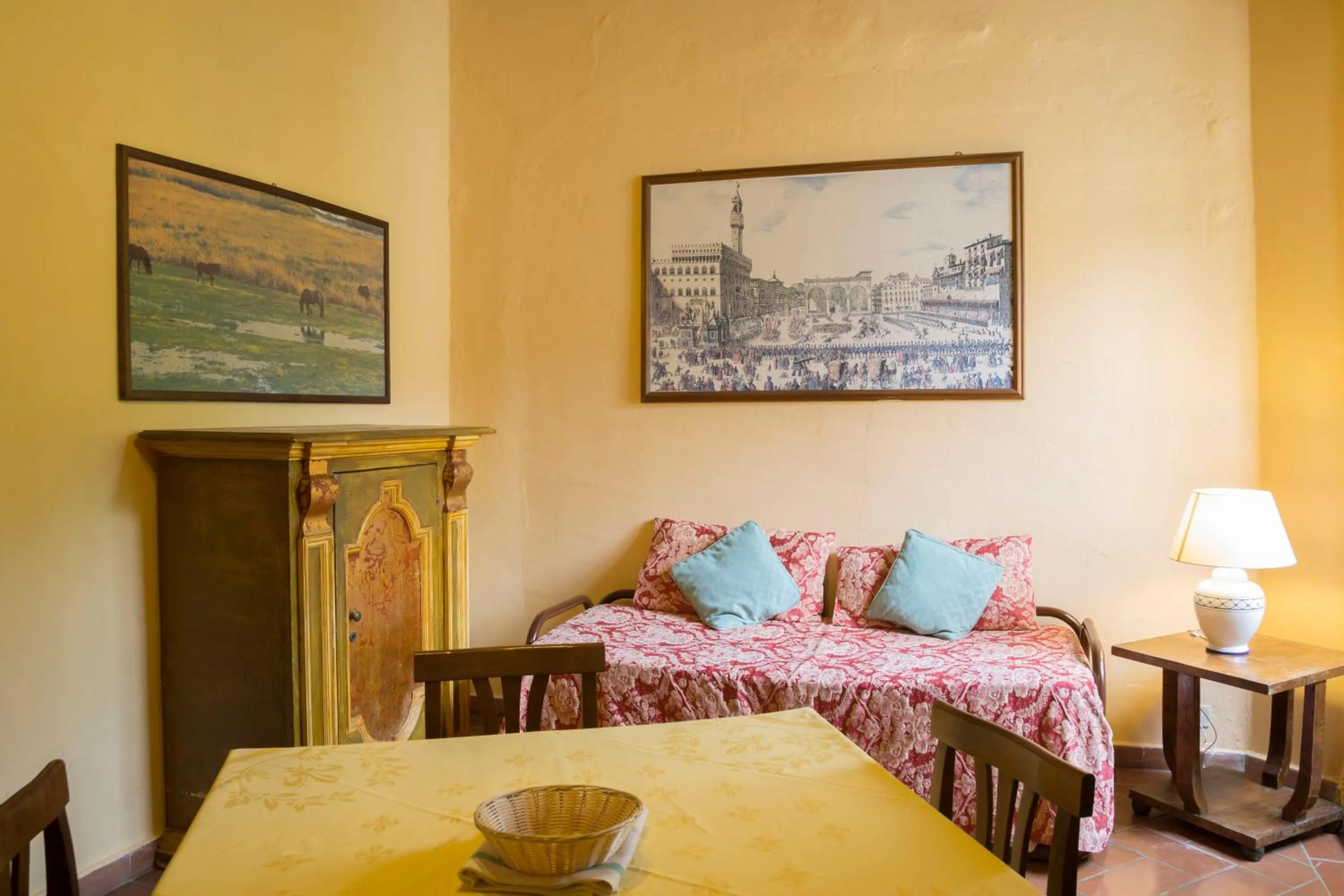 Living room, Bed in Villa Grassina