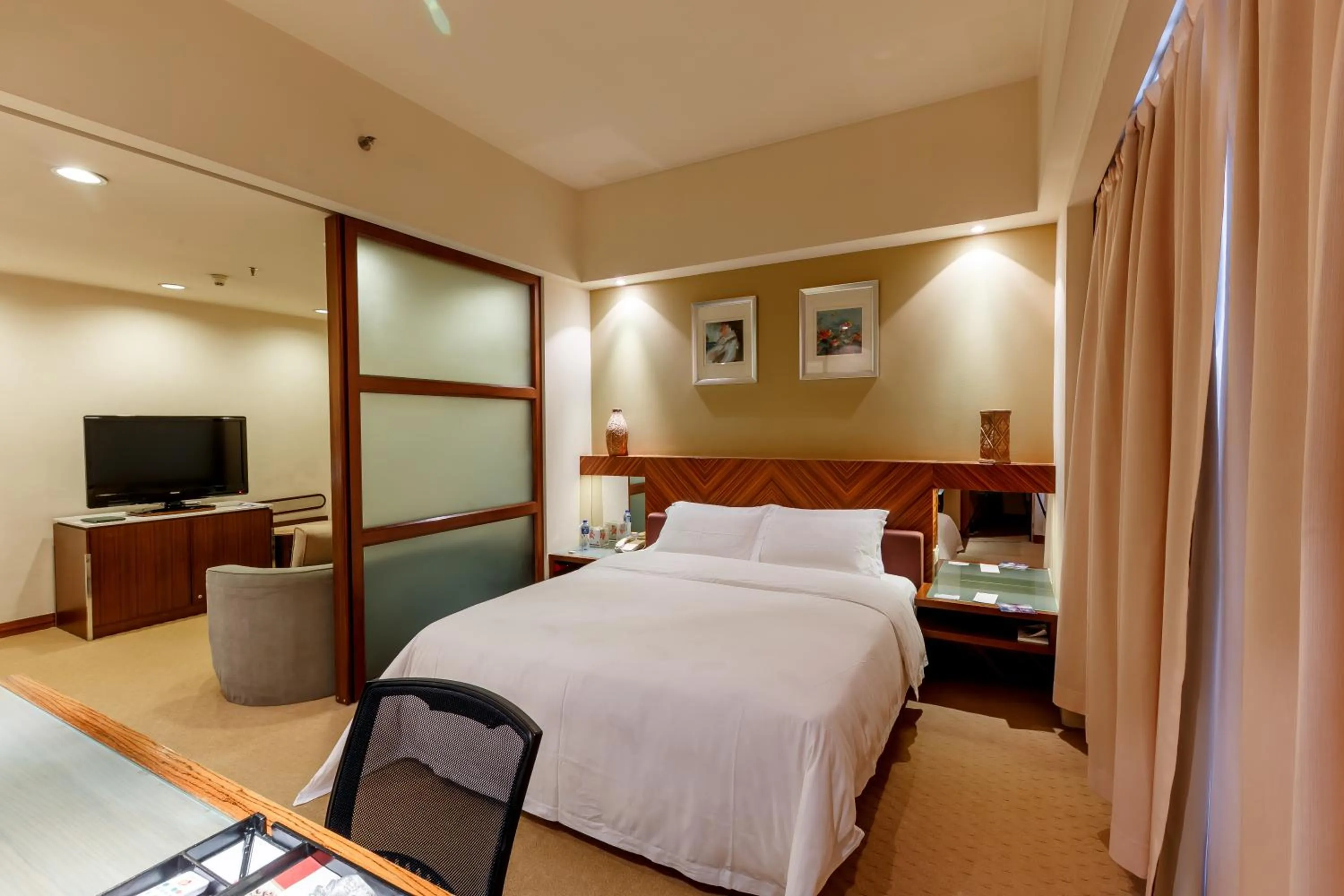 Bed in Parklane Hotel Changan