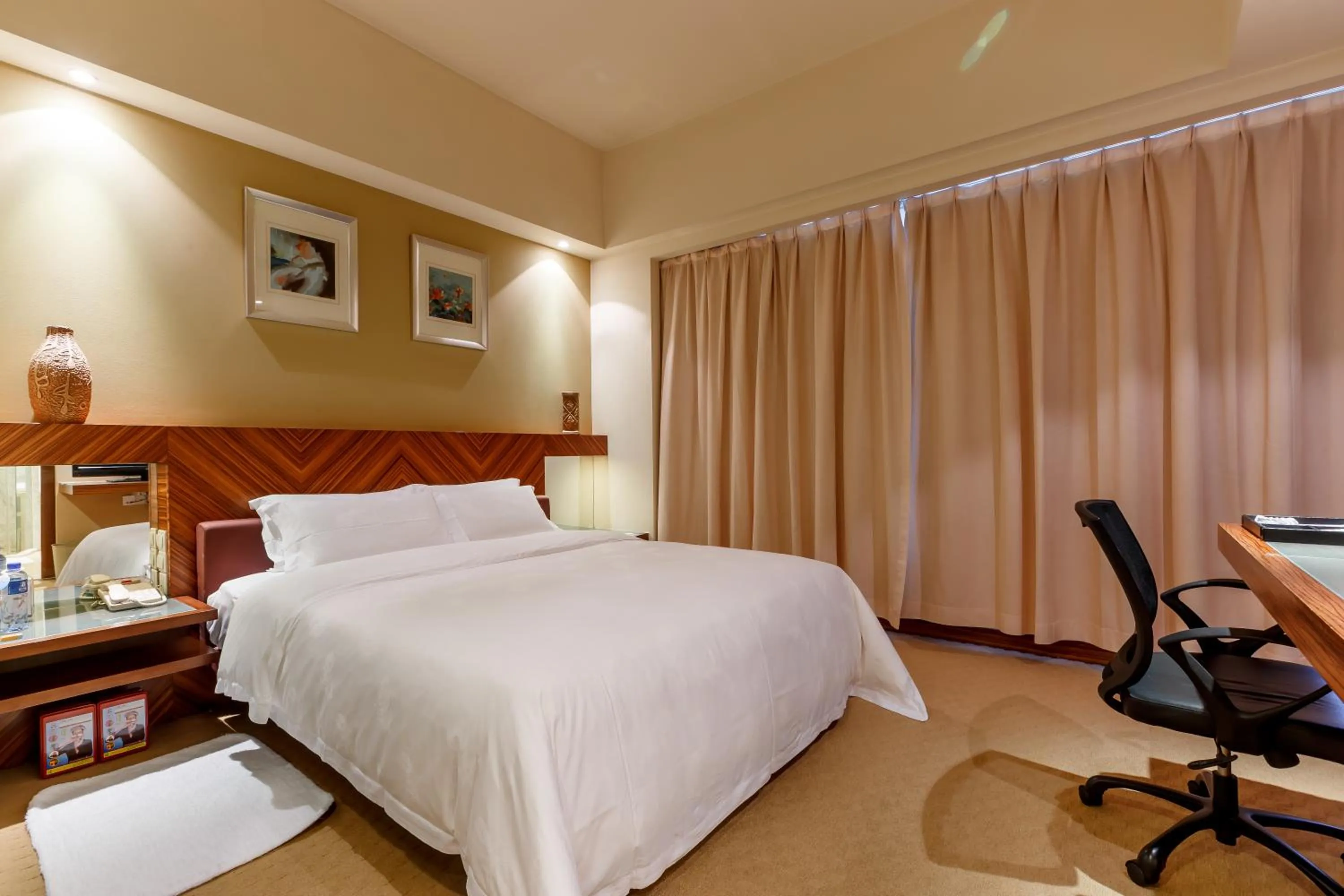 Bed in Parklane Hotel Changan